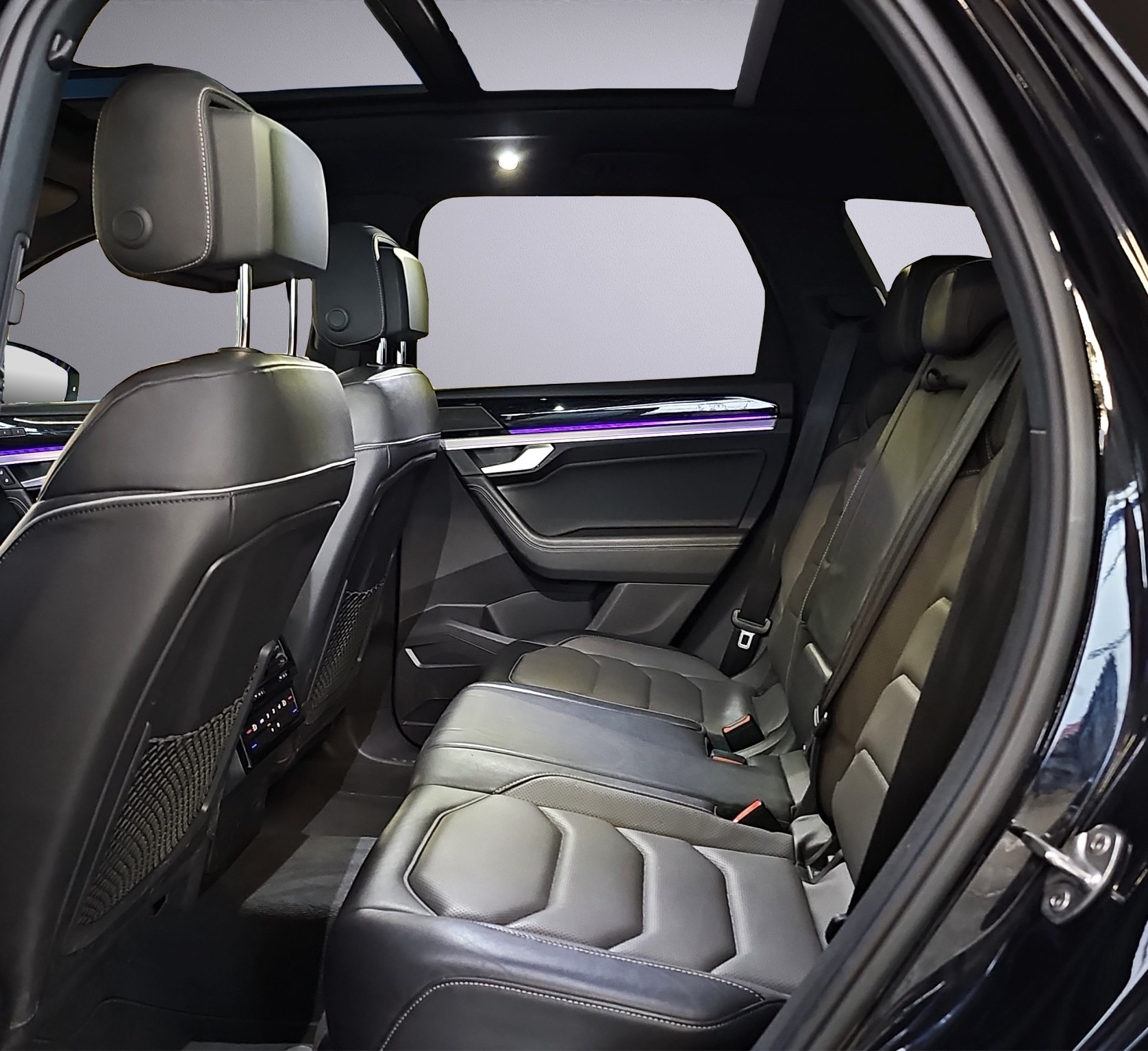 VW Touareg 3.0 V6 TSI R-Line-image-8