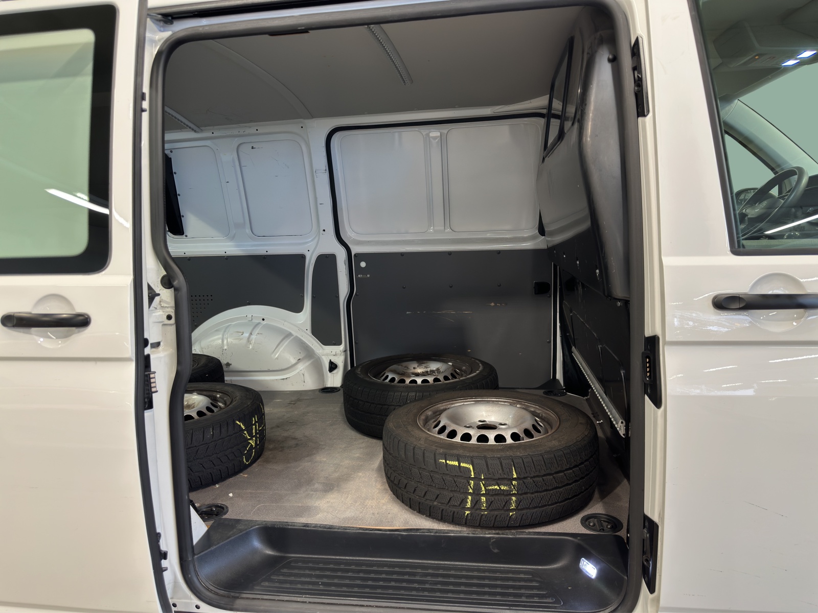 VW T6.1 2.0 TDI 4Motion-image-13