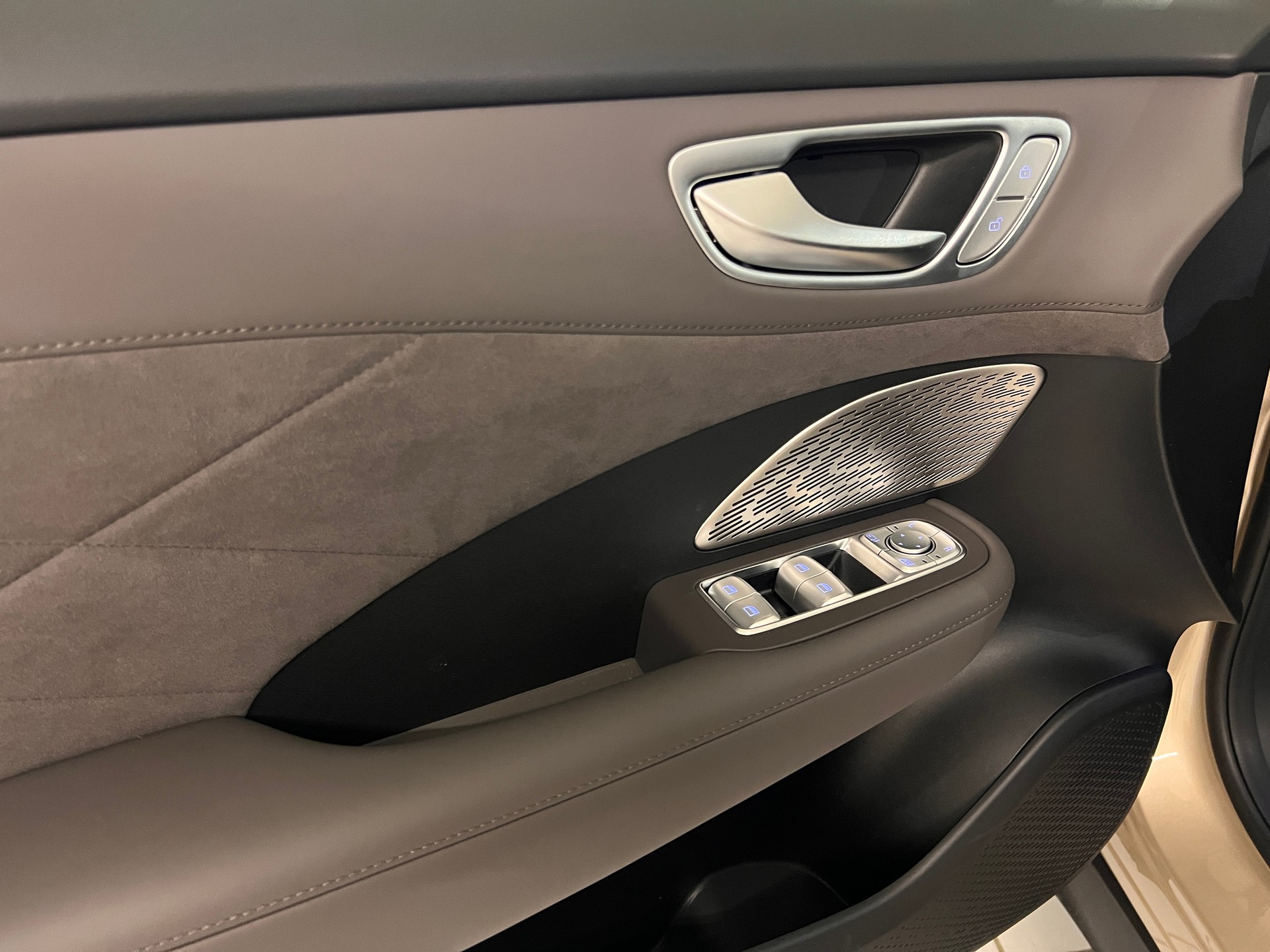 MG S6 EV 77kWh Luxury AWD-image-13