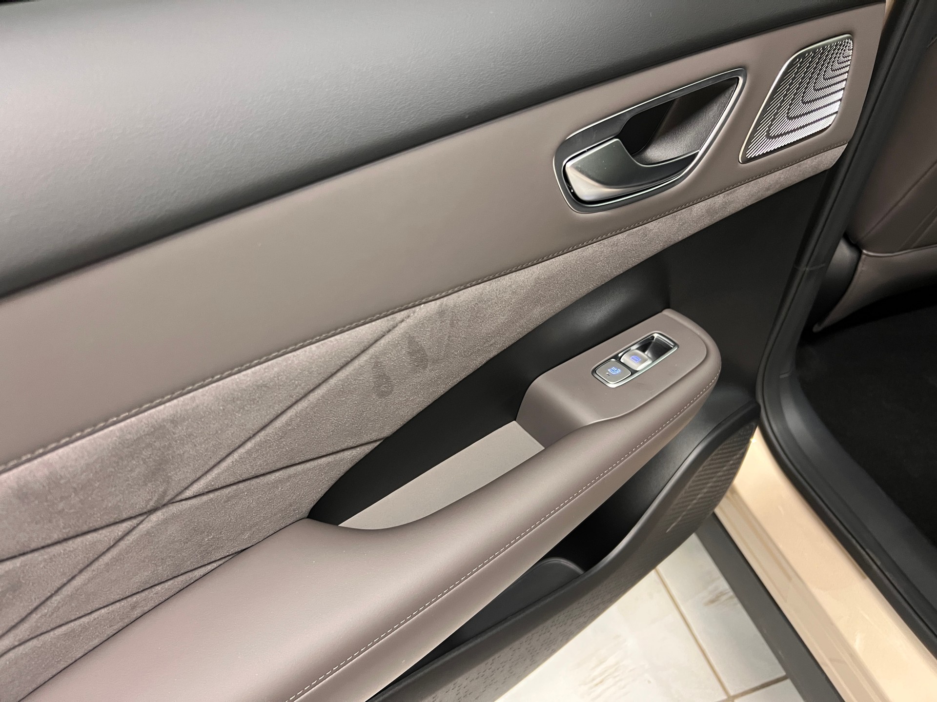 MG S6 EV 77kWh Luxury AWD-image-8