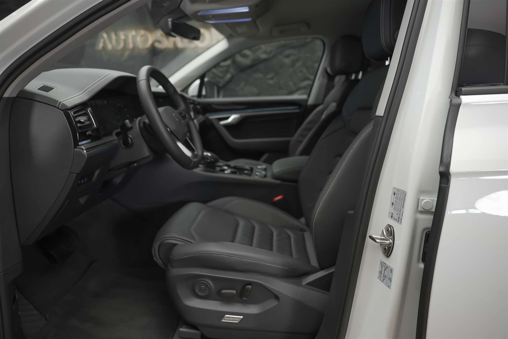VW Touareg 3.0 TDI Basic Tiptronic *Werksgarantie*22" Felgen*AHK*-image-8