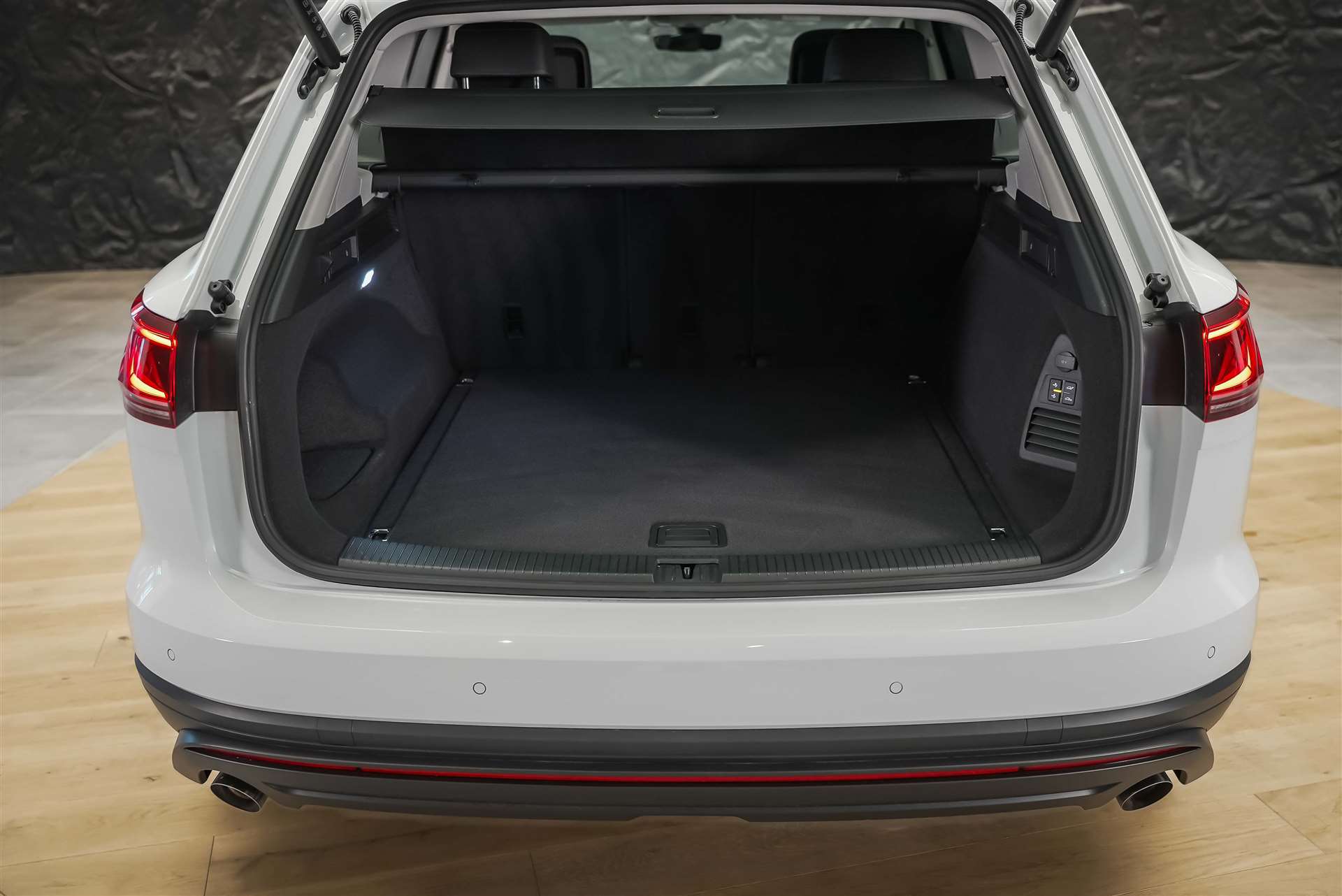 VW Touareg 3.0 TDI Basic Tiptronic *Werksgarantie*22" Felgen*AHK*-image-42