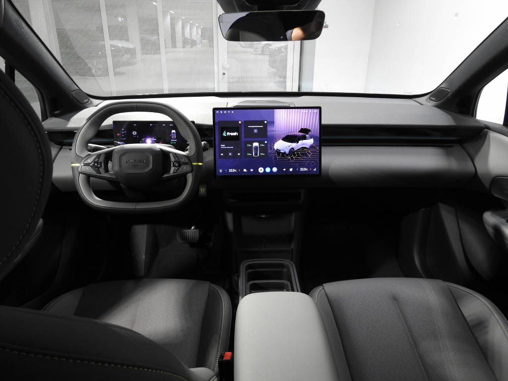 LYNK & CO 02-image-8