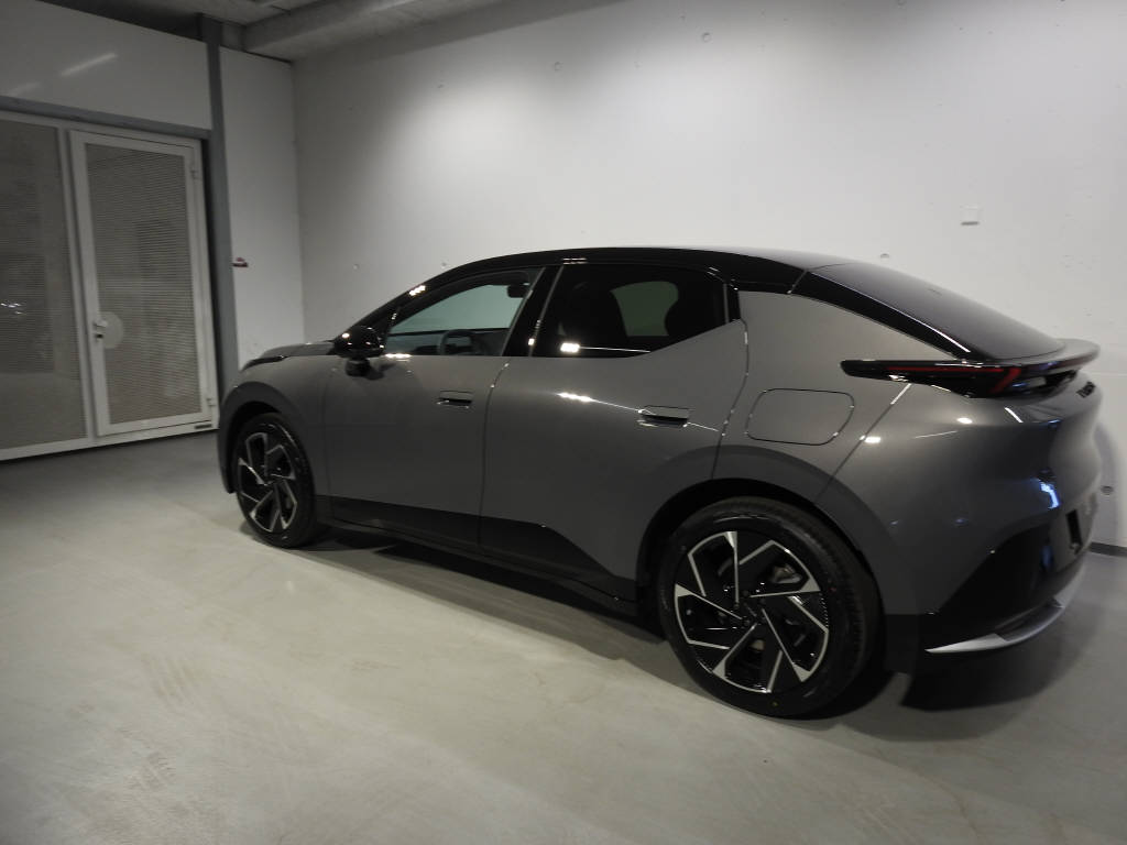 LYNK & CO 02-showroom-element-3