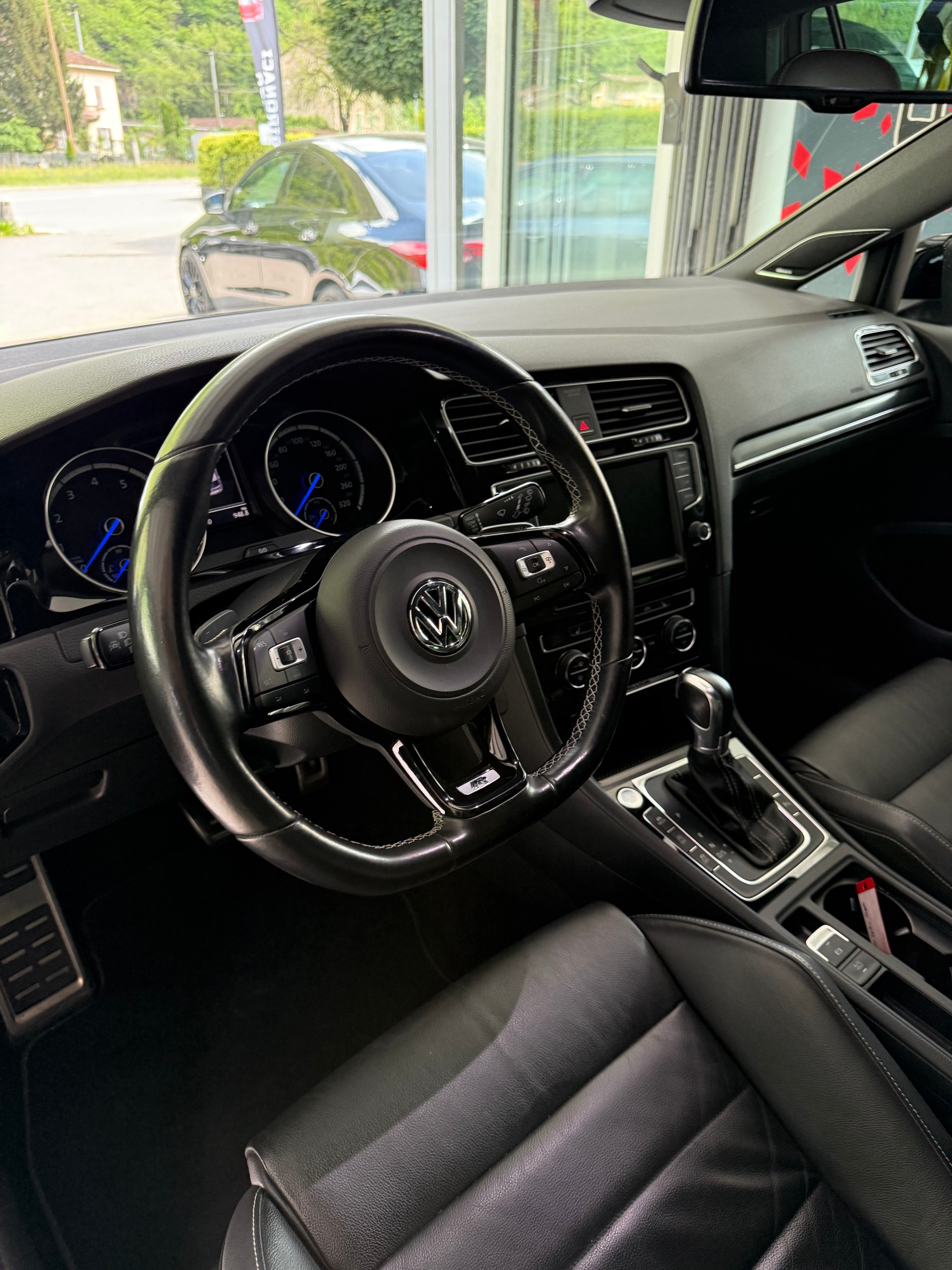 VW Golf 2.0 TSI R 4Motion DSG-image-9