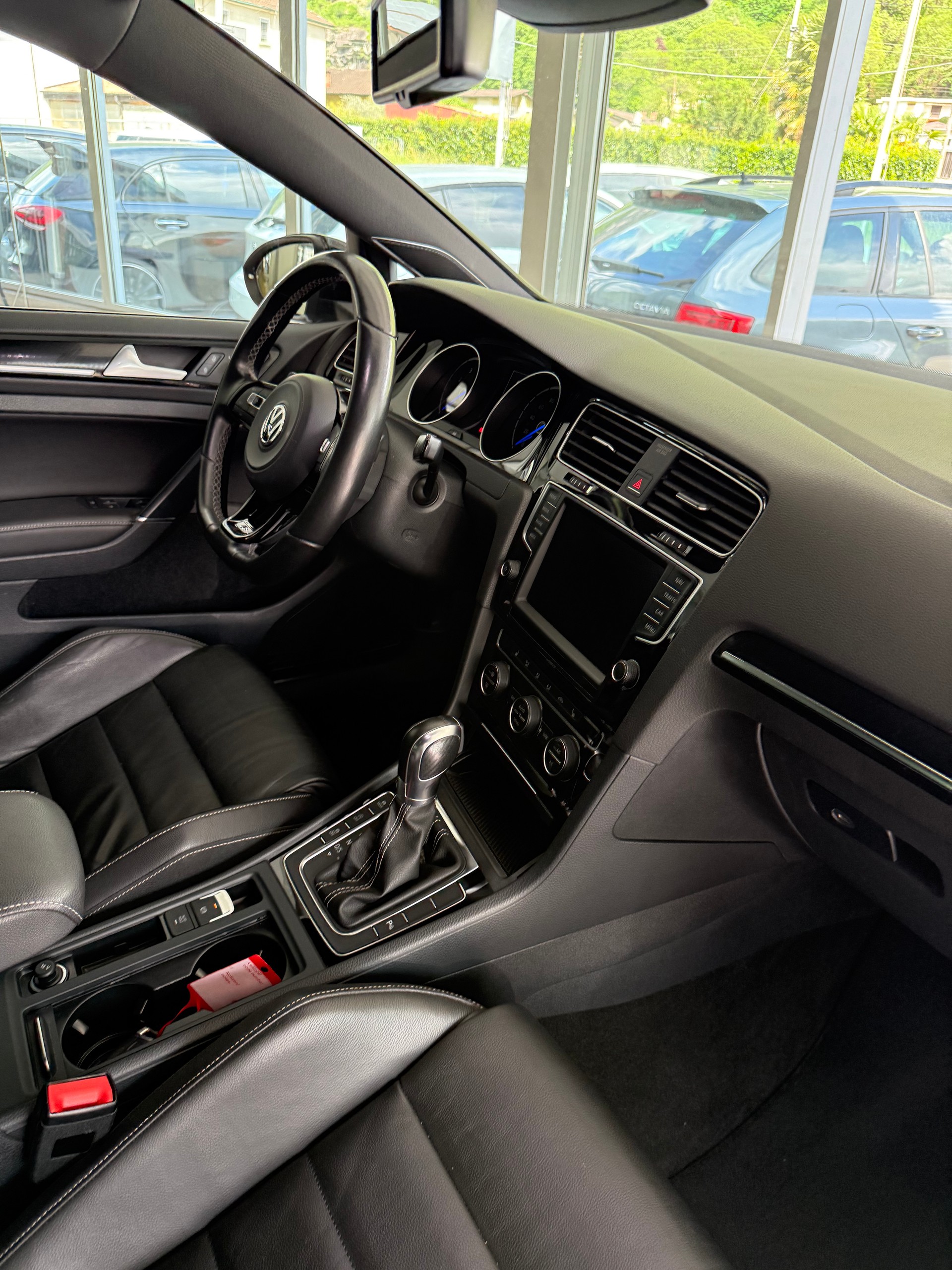 VW Golf 2.0 TSI R 4Motion DSG-image-12