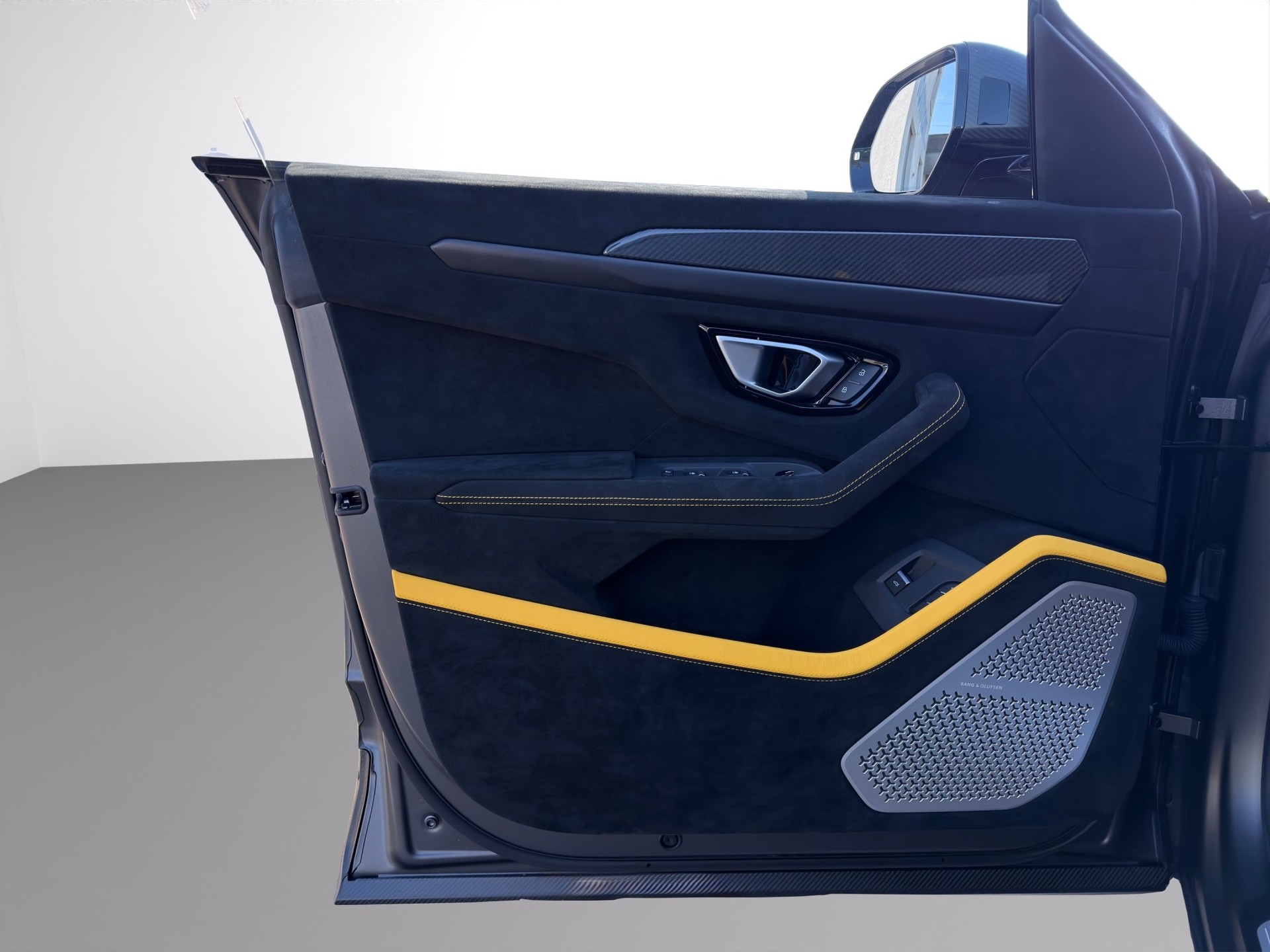 LAMBORGHINI Urus E-Gear Pearl Capsule-image-8