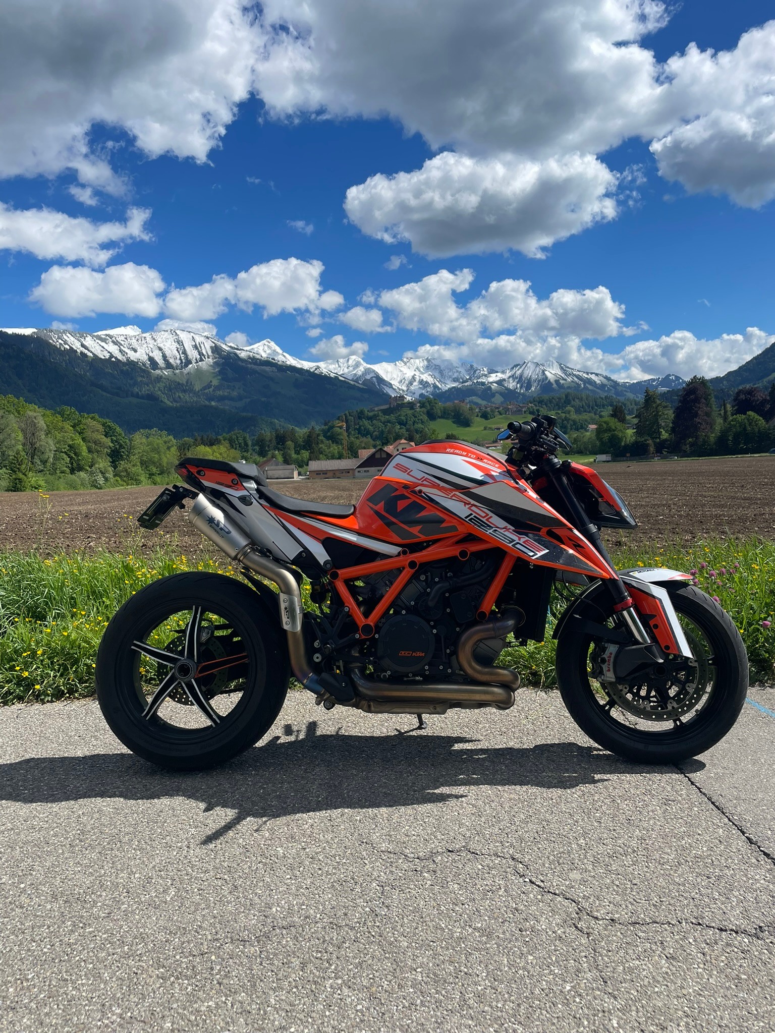 KTM 1290 Super Duke R-showroom-element-1
