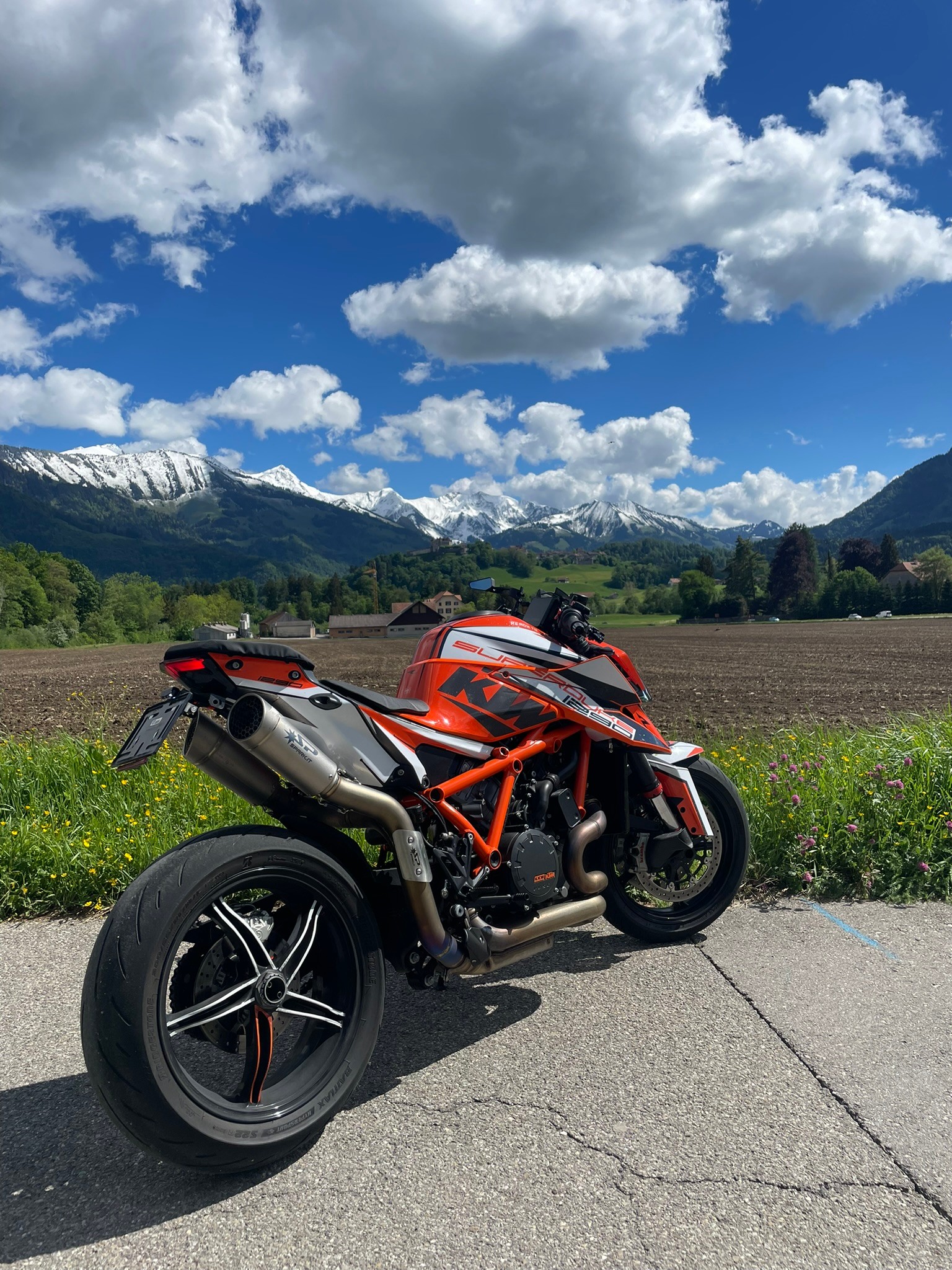 KTM 1290 Super Duke R-showroom-element-2