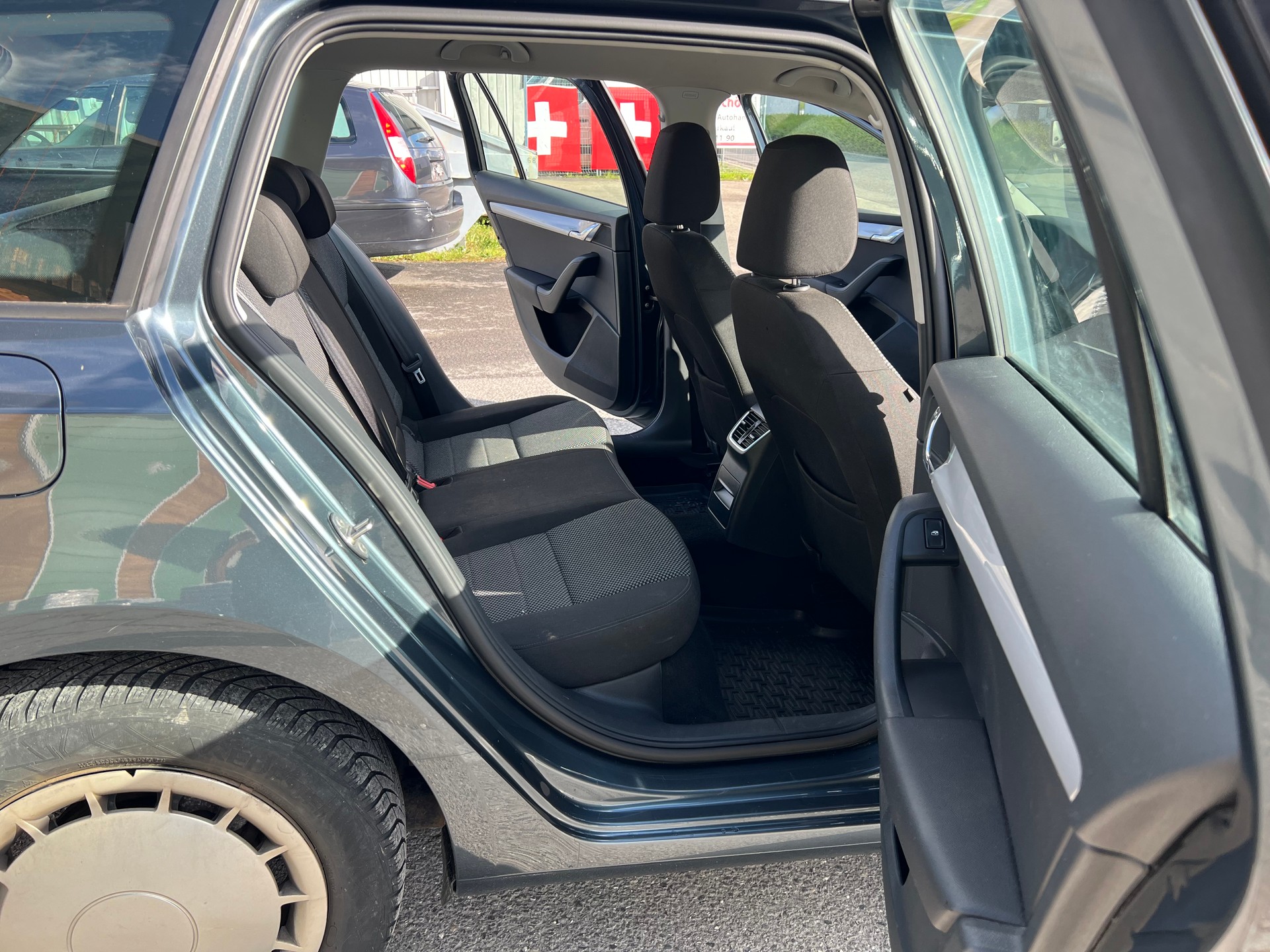 SKODA Octavia Combi 2.0 TDI Swiss Edition DSG-image-10