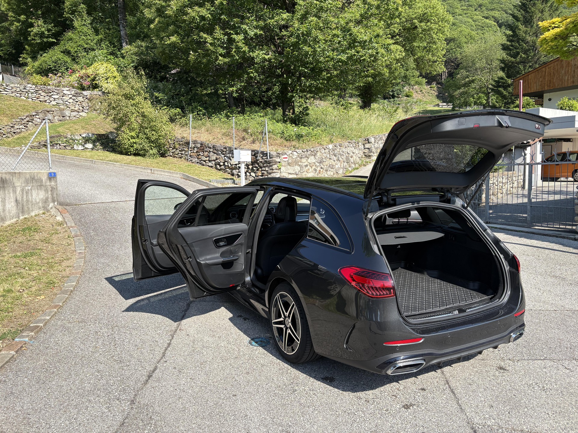 MERCEDES-BENZ C 300 AMG Line 4matic-image-2