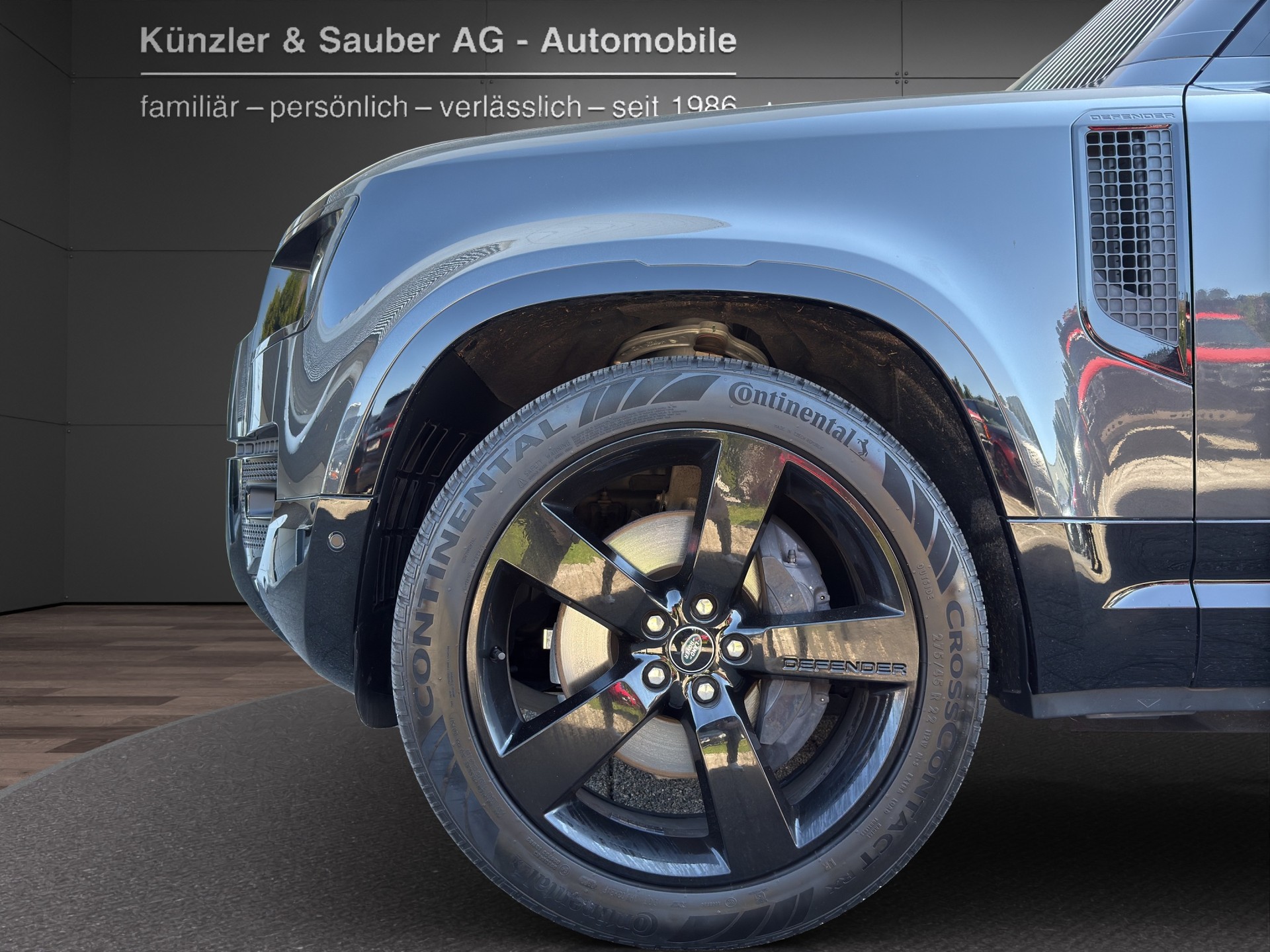 LAND ROVER Defender 110 3.0 D I6 300 X-Dynamic HSE AWD AT8-showroom-element-2