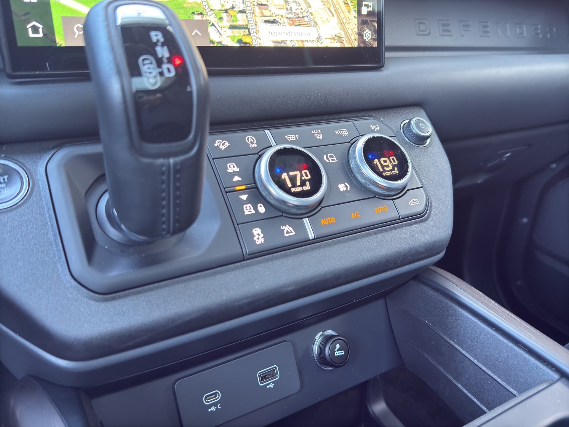 LAND ROVER Defender 110 3.0 D I6 300 X-Dynamic HSE AWD AT8-image-12