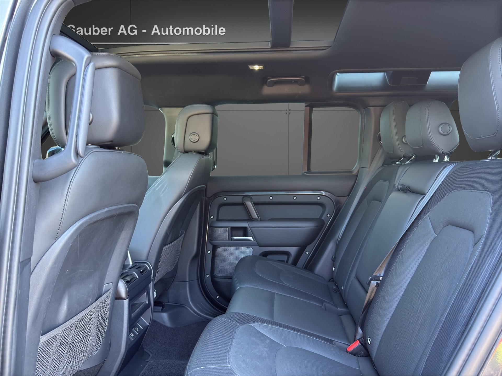 LAND ROVER Defender 110 3.0 D I6 300 X-Dynamic HSE AWD AT8-image-5