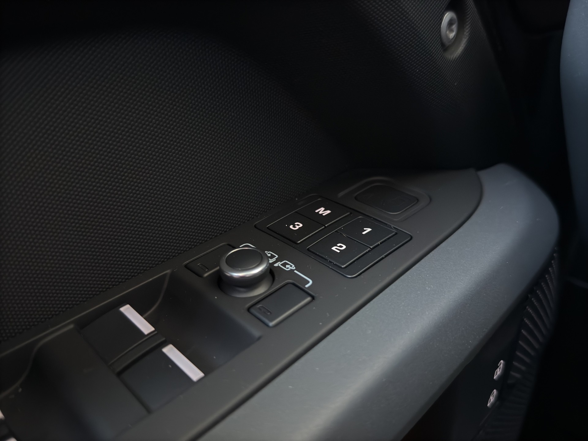 LAND ROVER Defender 110 3.0 D I6 300 X-Dynamic HSE AWD AT8-image-13