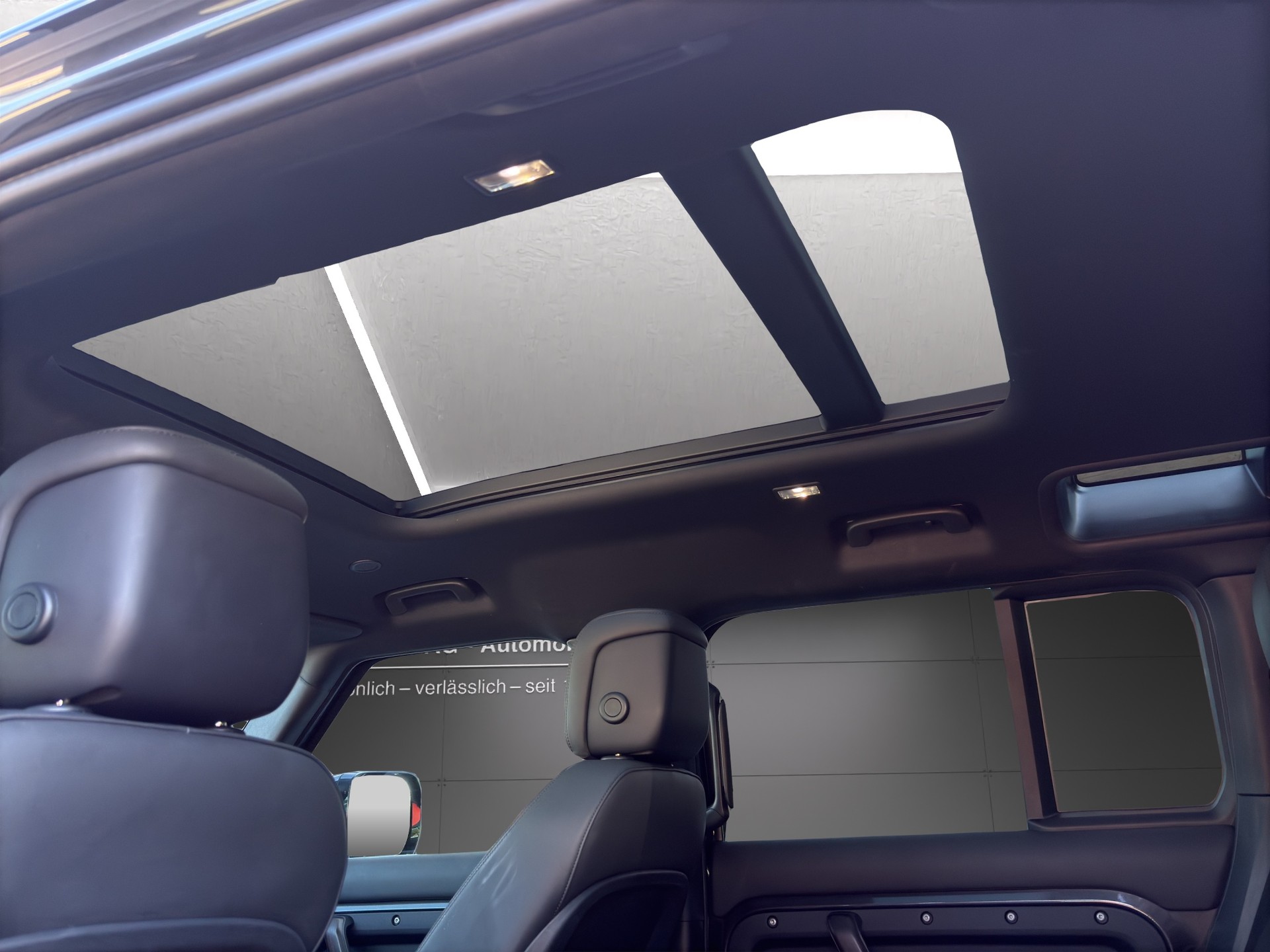 LAND ROVER Defender 110 3.0 D I6 300 X-Dynamic HSE AWD AT8-image-6