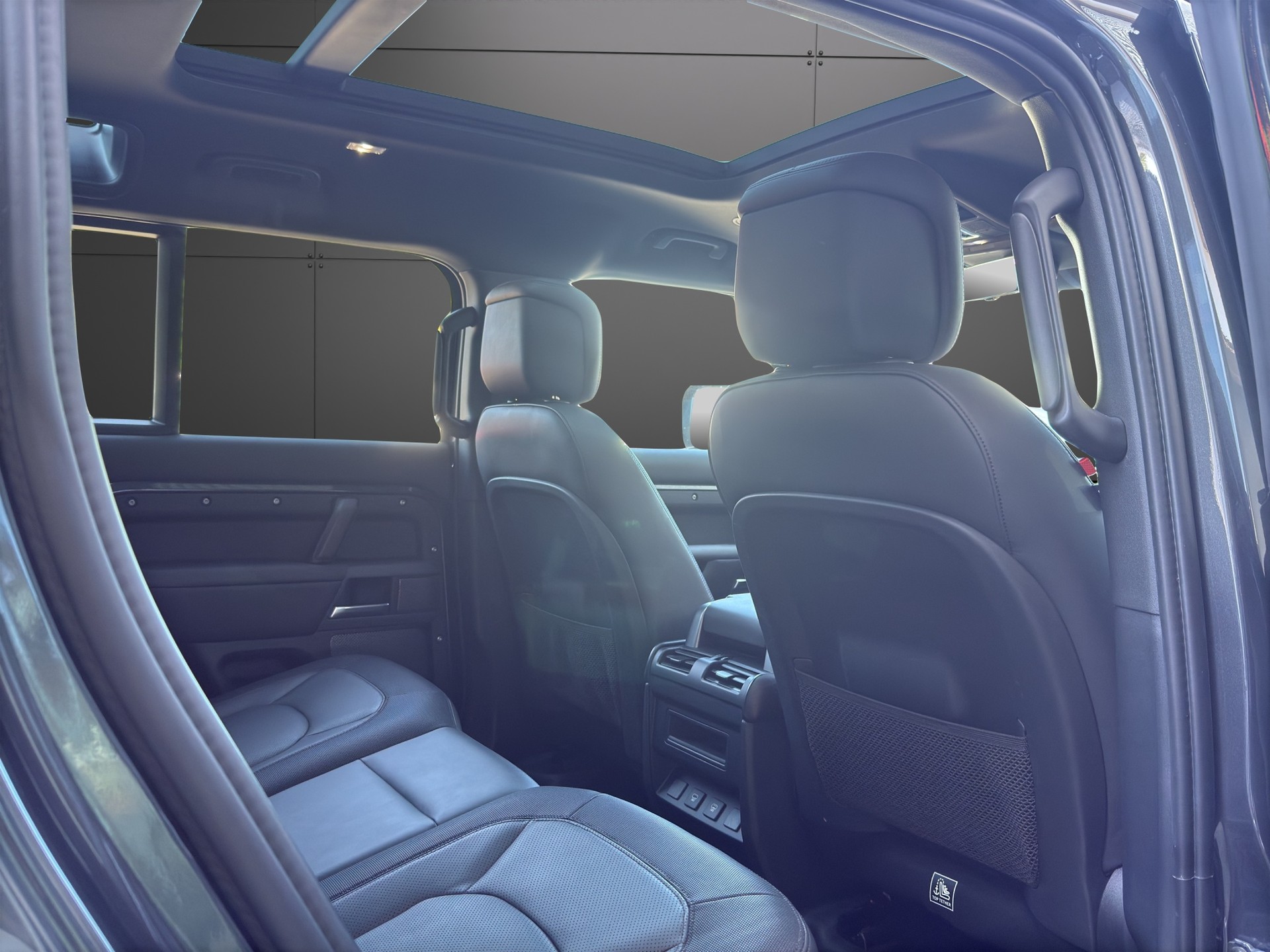 LAND ROVER Defender 110 3.0 D I6 300 X-Dynamic HSE AWD AT8-image-8
