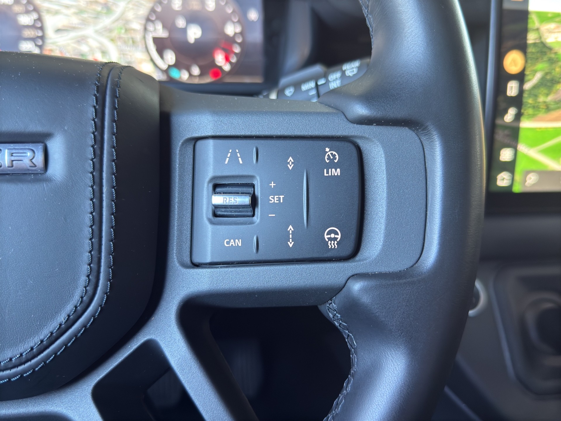 LAND ROVER Defender 110 3.0 D I6 300 X-Dynamic HSE AWD AT8-image-10