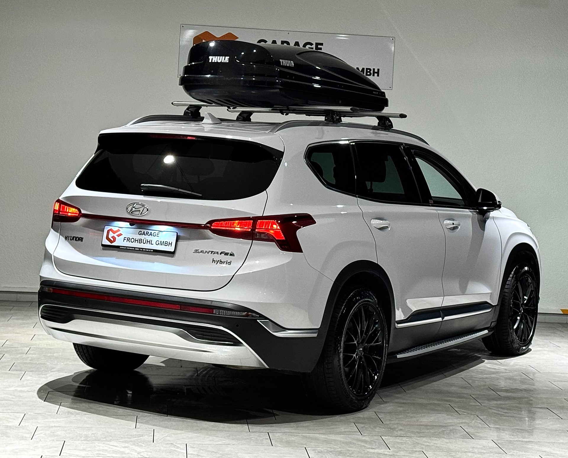 HYUNDAI Santa Fe 1.6 T-GDi HEV Amplia 4WD Automatic | 1.Hand | Inkl. Dachbox | Werksgarantie |-showroom-element-3