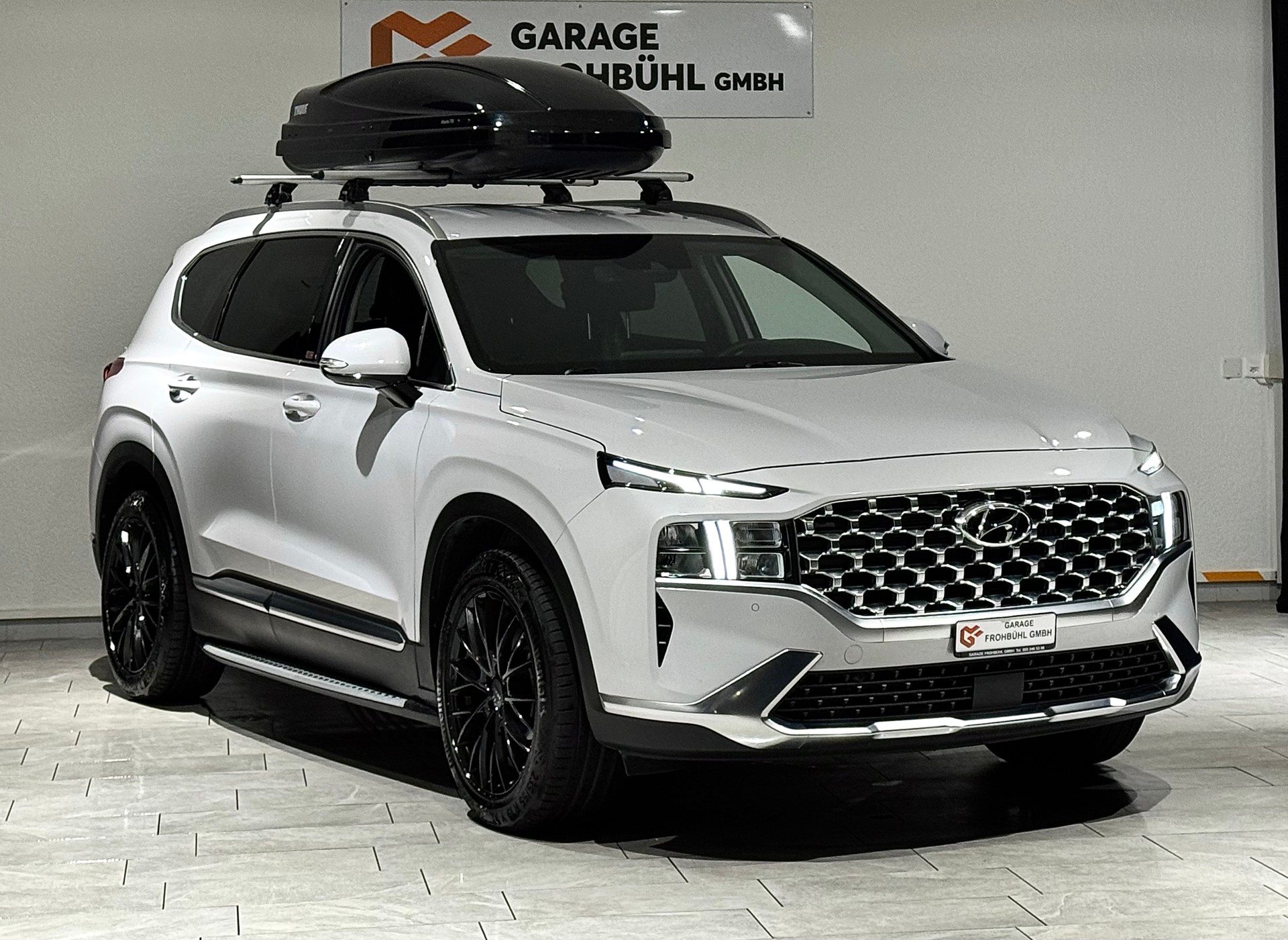 HYUNDAI Santa Fe 1.6 T-GDi HEV Amplia 4WD Automatic | 1.Hand | Inkl. Dachbox | Werksgarantie |-showroom-element-1