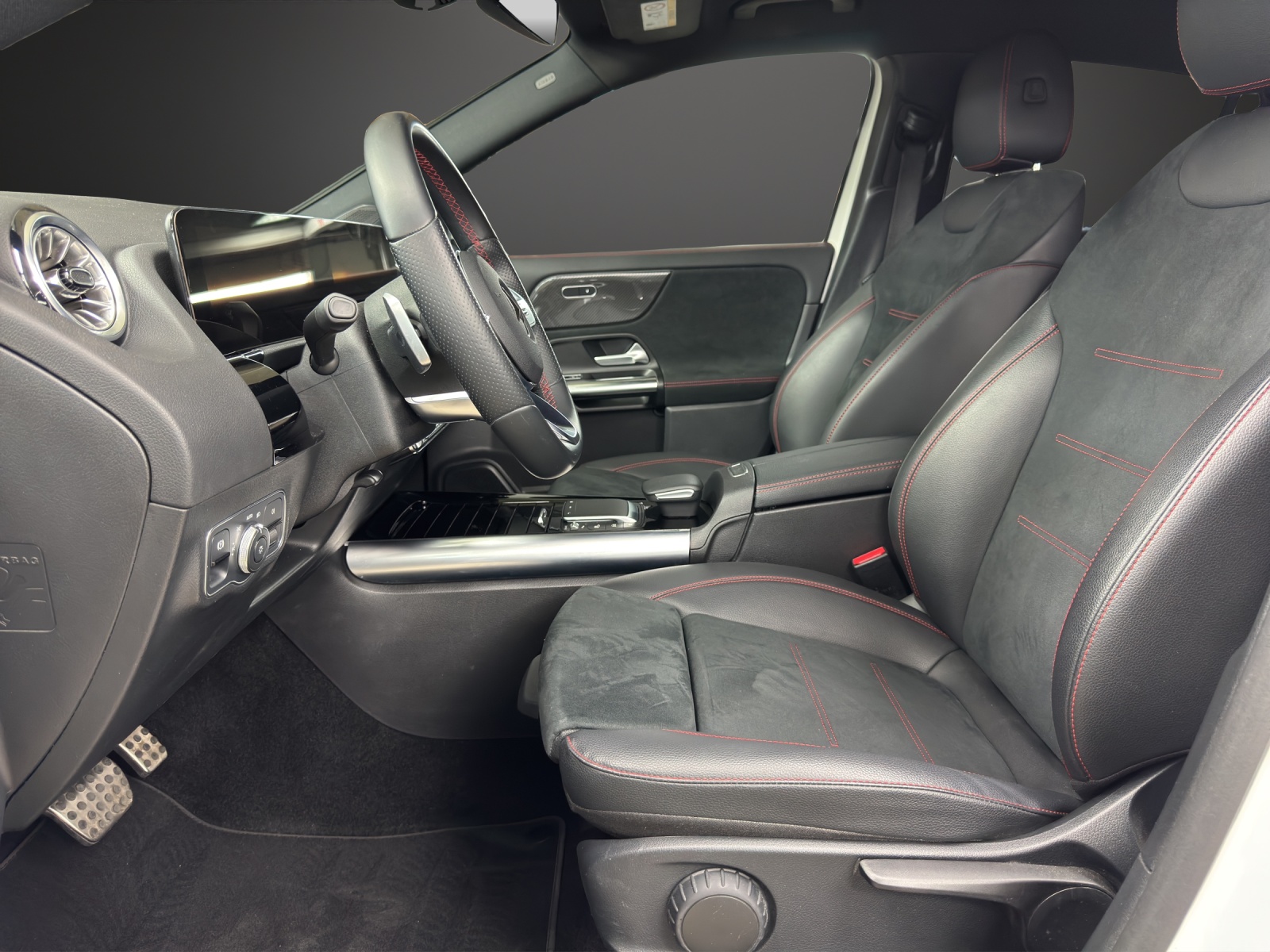 MERCEDES-BENZ GLA 250e AMG Line 8G-DCT-image-9