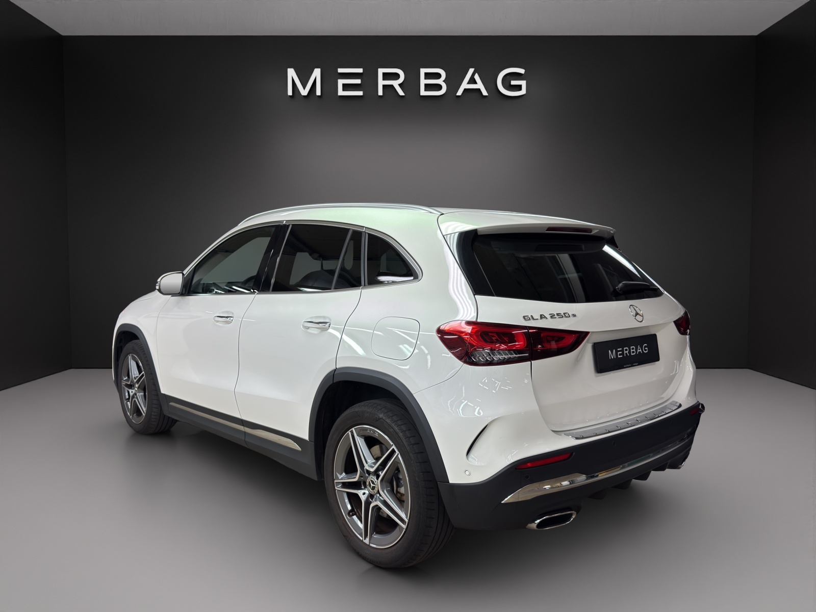 MERCEDES-BENZ GLA 250e AMG Line 8G-DCT-image-2