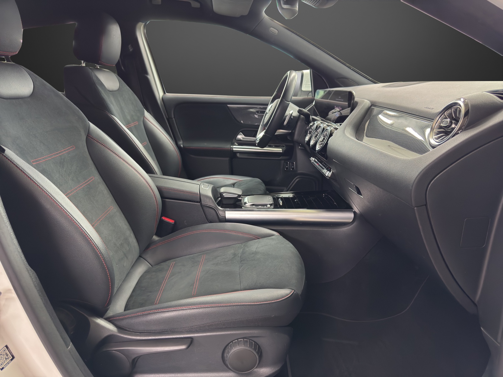 MERCEDES-BENZ GLA 250e AMG Line 8G-DCT-image-11