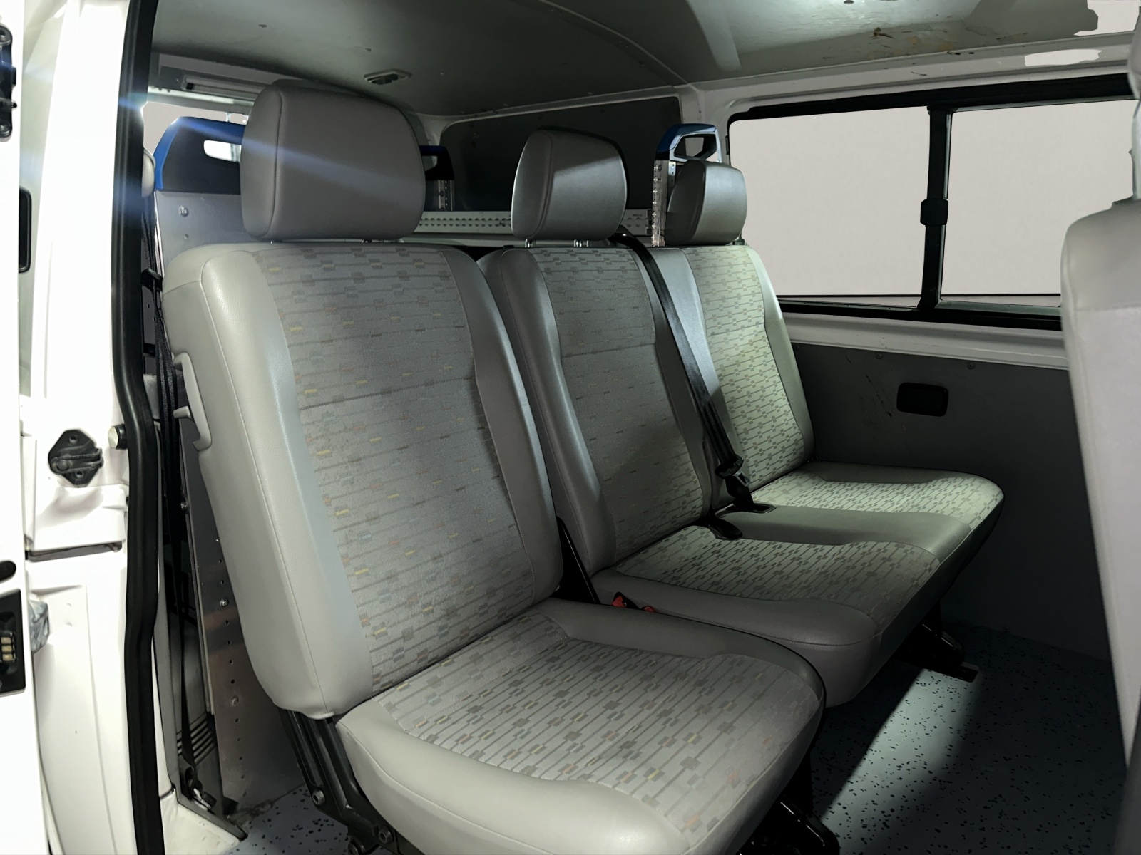 VW T5 2.0 TDI BMT ( 6 Plätzer / Sortimo Regale )-image-13