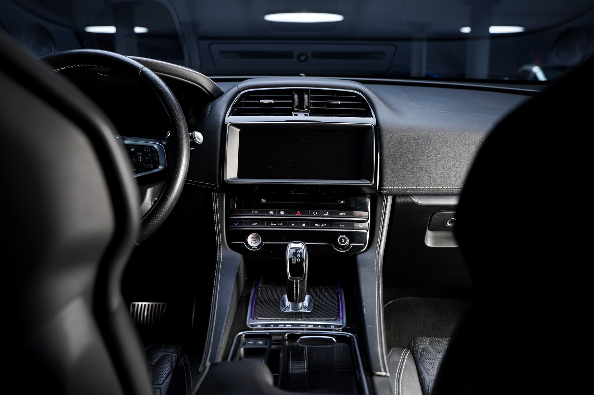 JAGUAR F-Pace 5.0 V8 SVR AWD Automatik-image-19