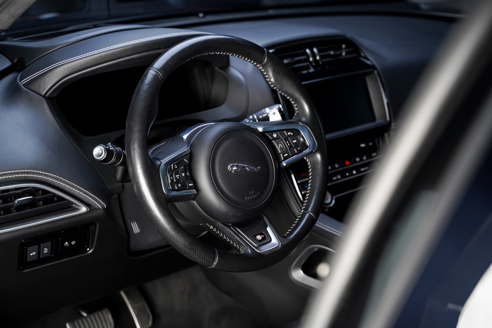 JAGUAR F-Pace 5.0 V8 SVR AWD Automatik-image-8