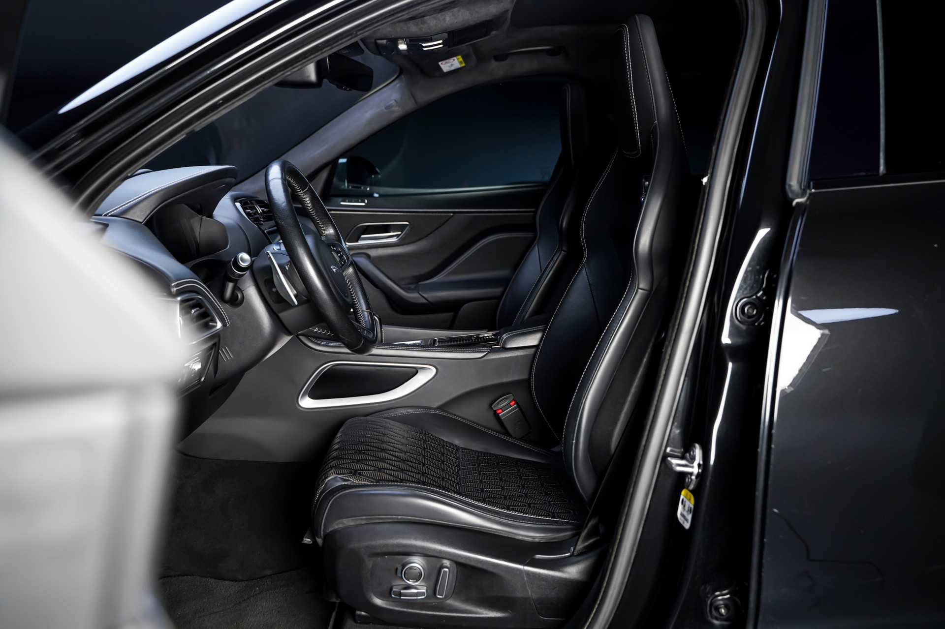 JAGUAR F-Pace 5.0 V8 SVR AWD Automatik-image-10