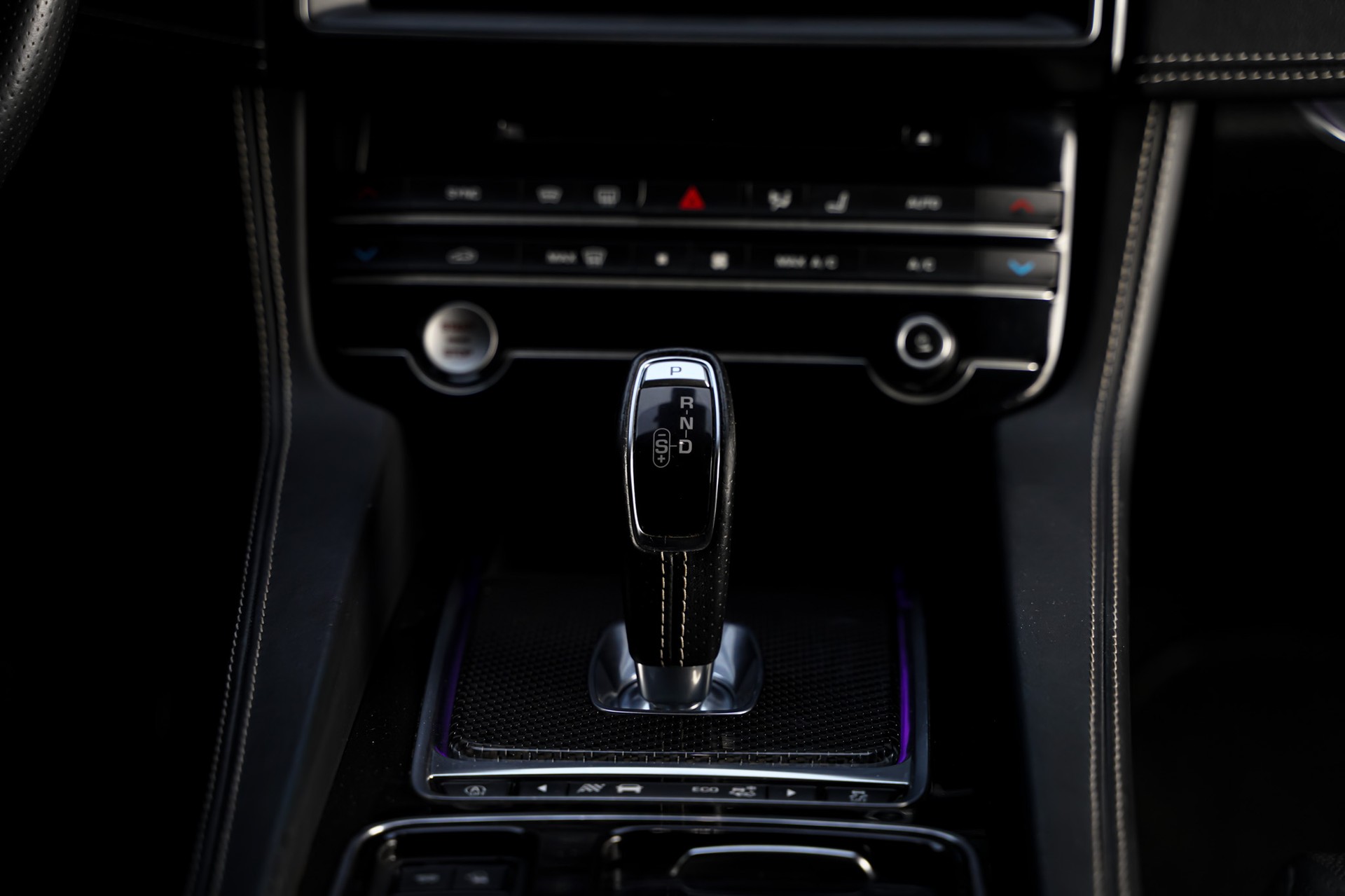 JAGUAR F-Pace 5.0 V8 SVR AWD Automatik-image-21