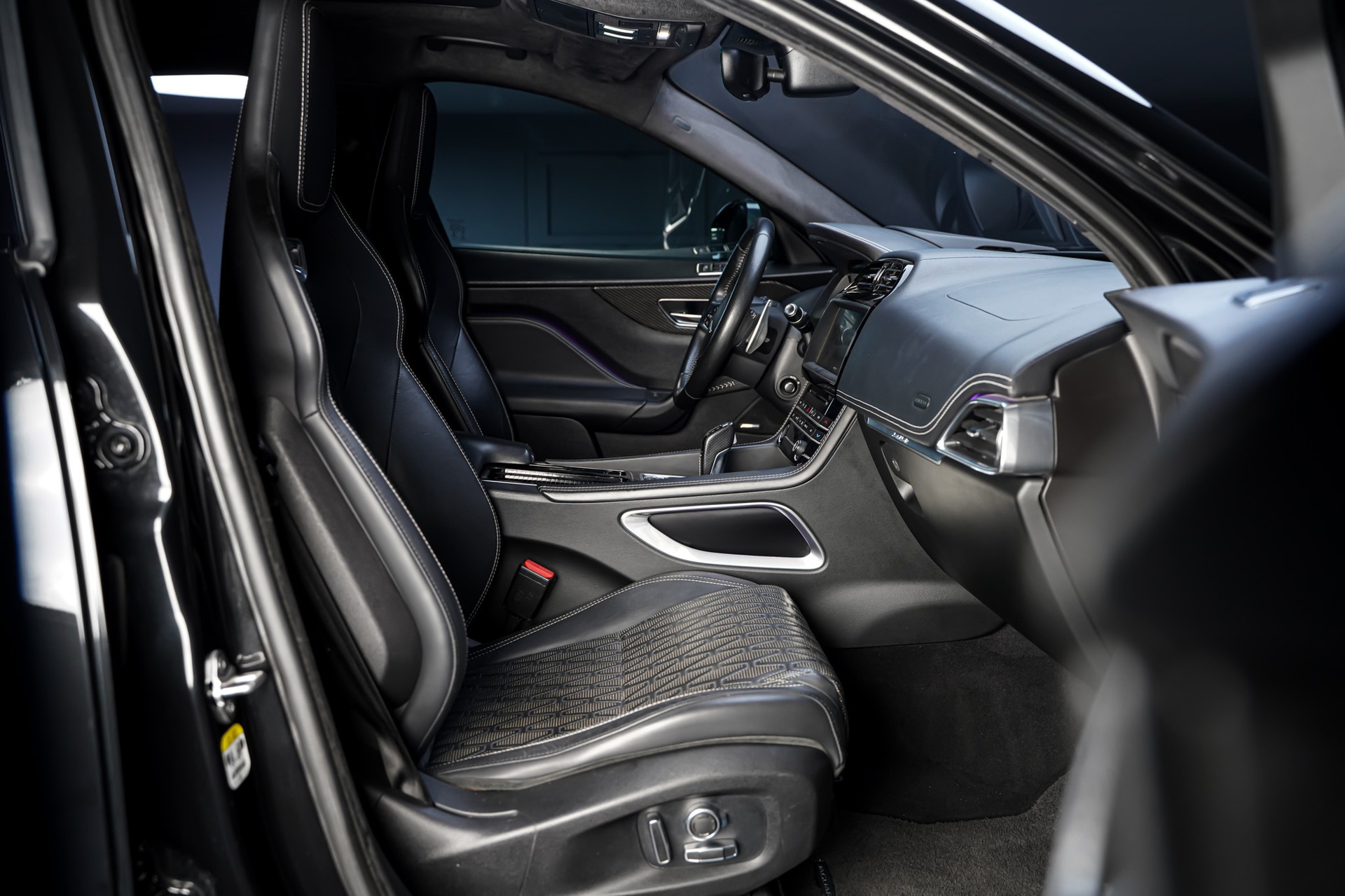 JAGUAR F-Pace 5.0 V8 SVR AWD Automatik-image-16