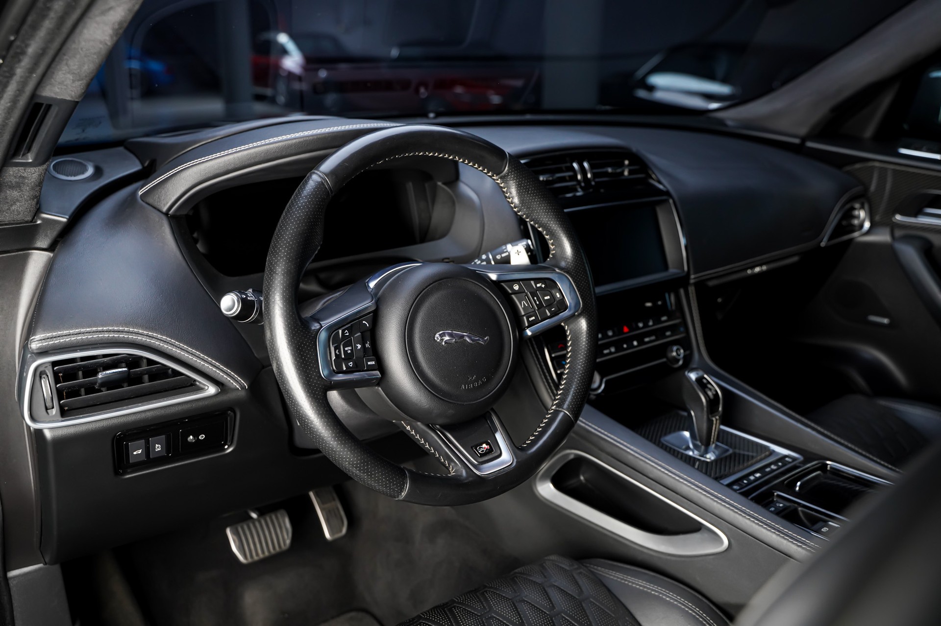 JAGUAR F-Pace 5.0 V8 SVR AWD Automatik-image-9