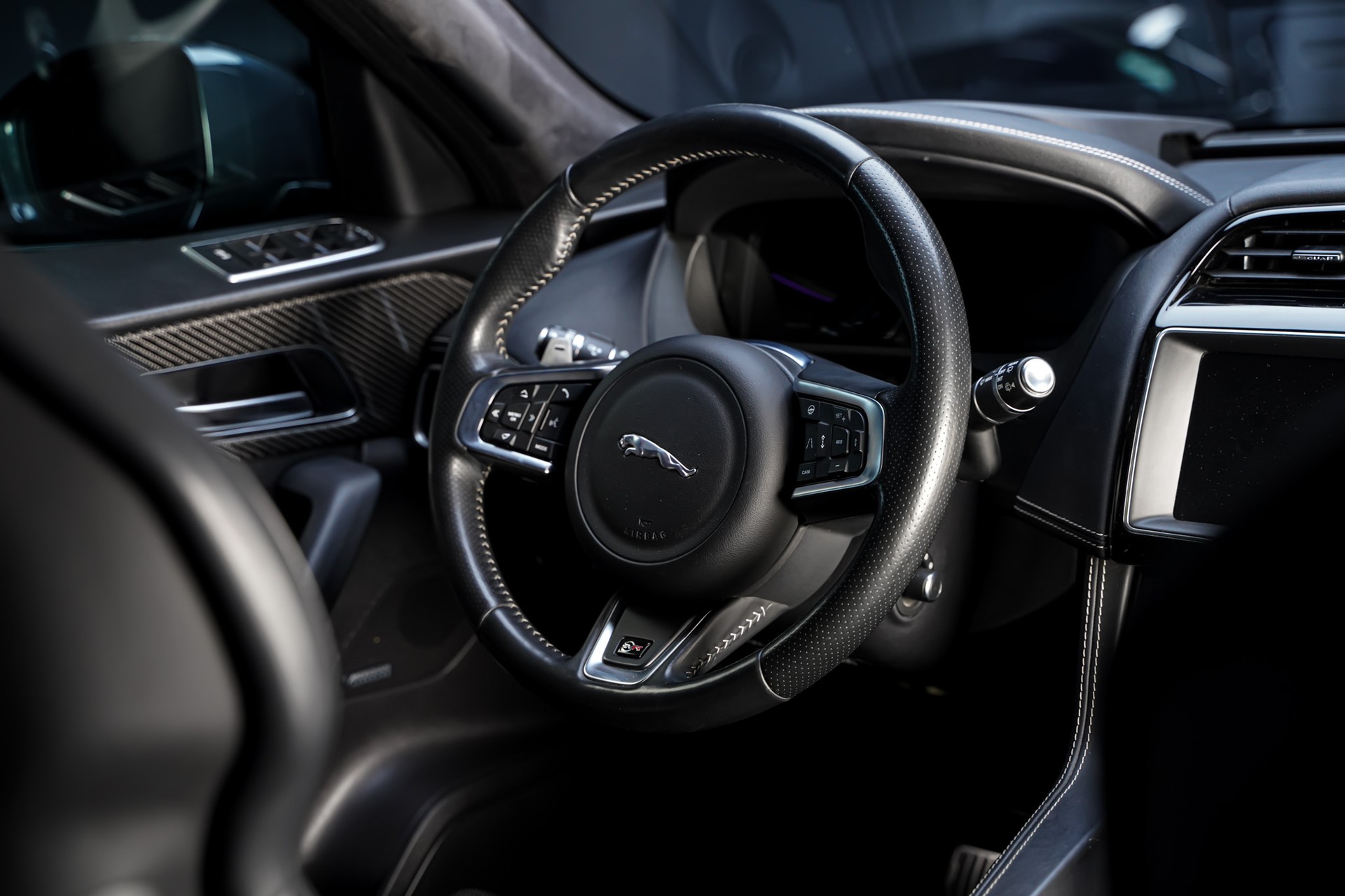 JAGUAR F-Pace 5.0 V8 SVR AWD Automatik-image-18
