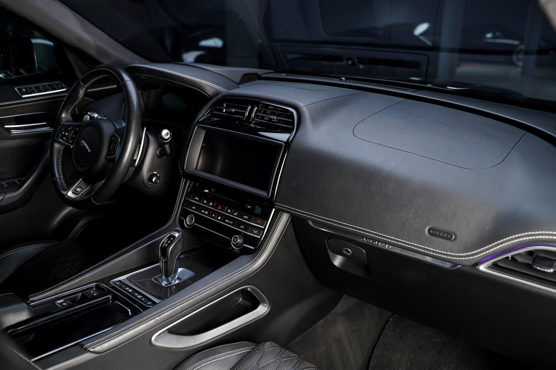 JAGUAR F-Pace 5.0 V8 SVR AWD Automatik-image-17