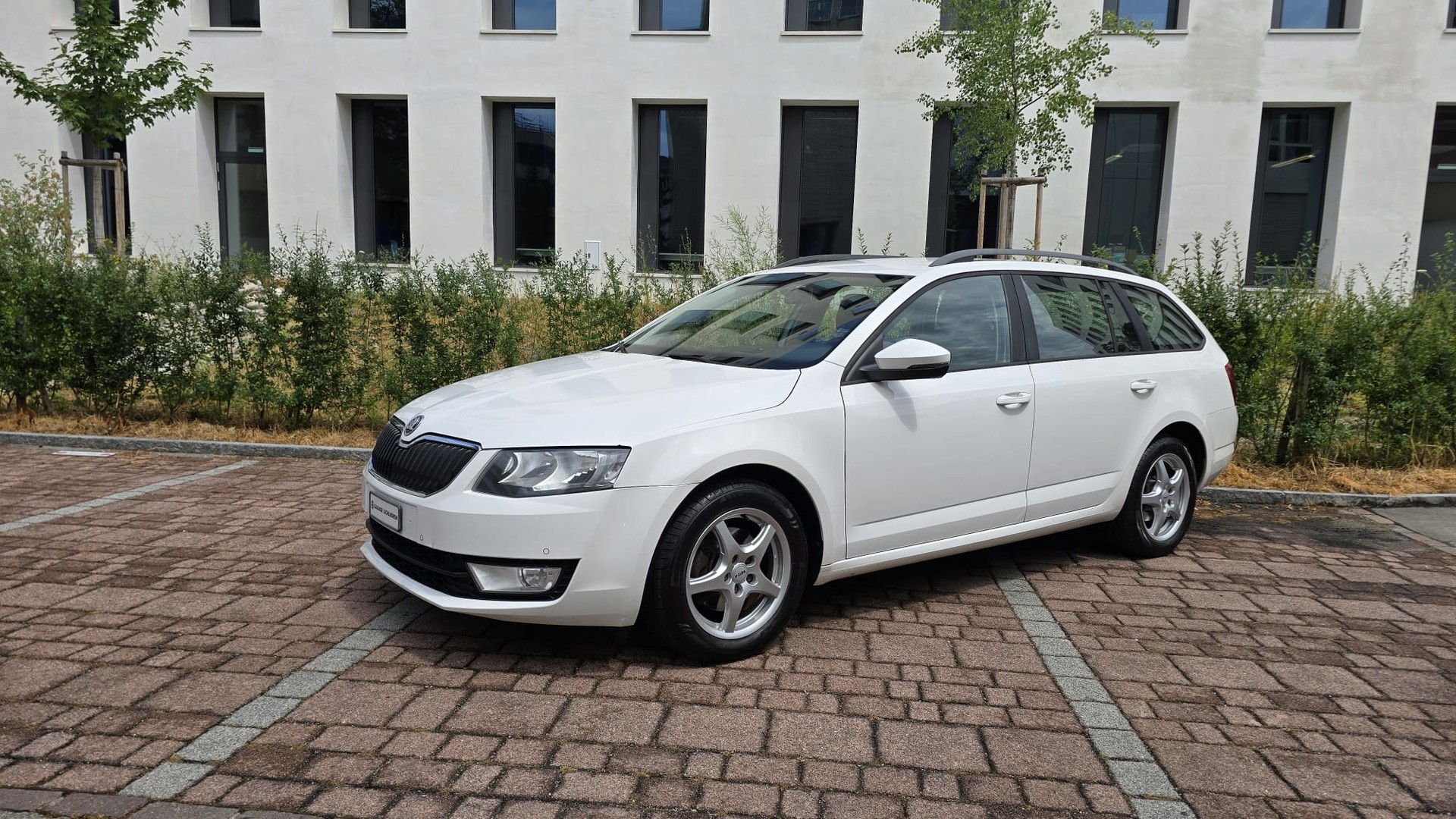 SKODA Octavia Combi 2.0 TDI L&K 4x4 |Ab Service |Navi |Sitzheizung | Tempomat-image-0