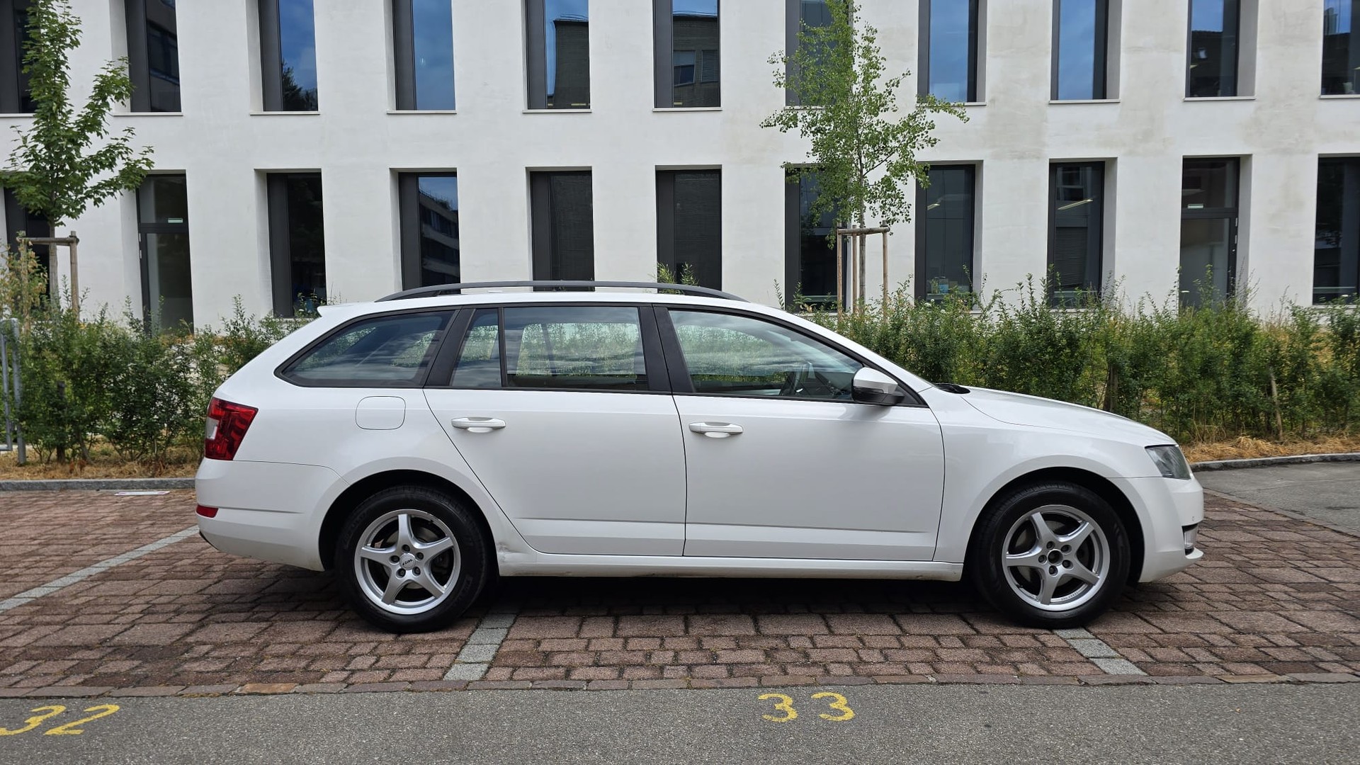 SKODA Octavia Combi 2.0 TDI L&K 4x4 |Ab Service |Navi |Sitzheizung | Tempomat-image-3