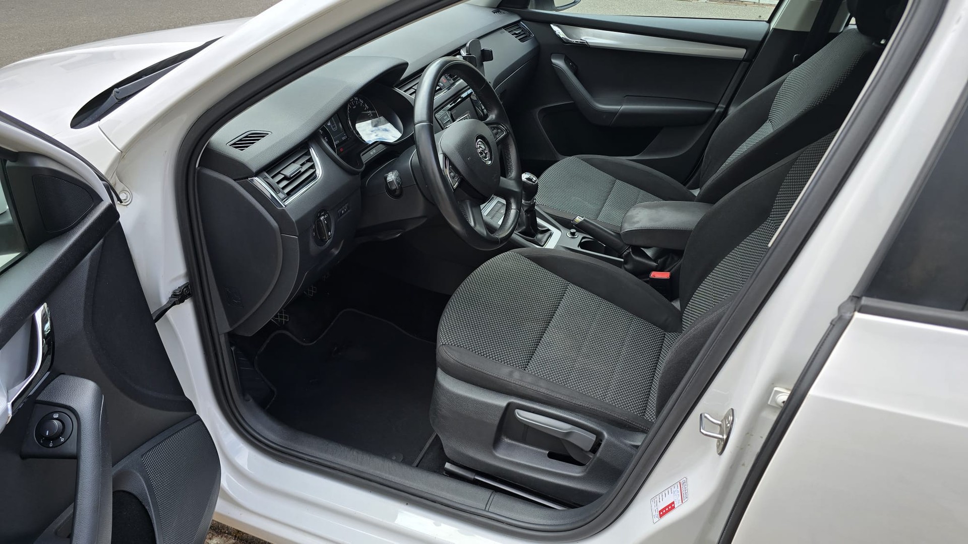 SKODA Octavia Combi 2.0 TDI L&K 4x4 |Ab Service |Navi |Sitzheizung | Tempomat-image-11