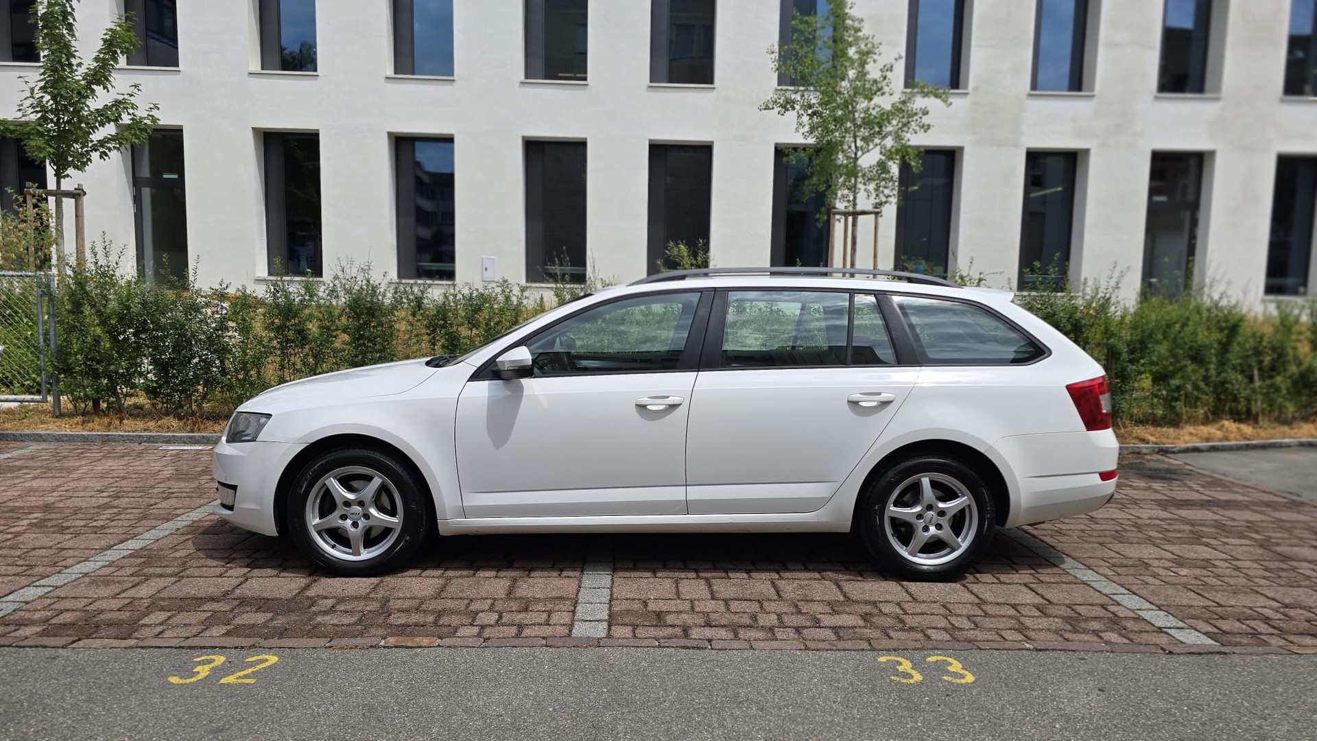 SKODA Octavia Combi 2.0 TDI L&K 4x4 |Ab Service |Navi |Sitzheizung | Tempomat-image-4