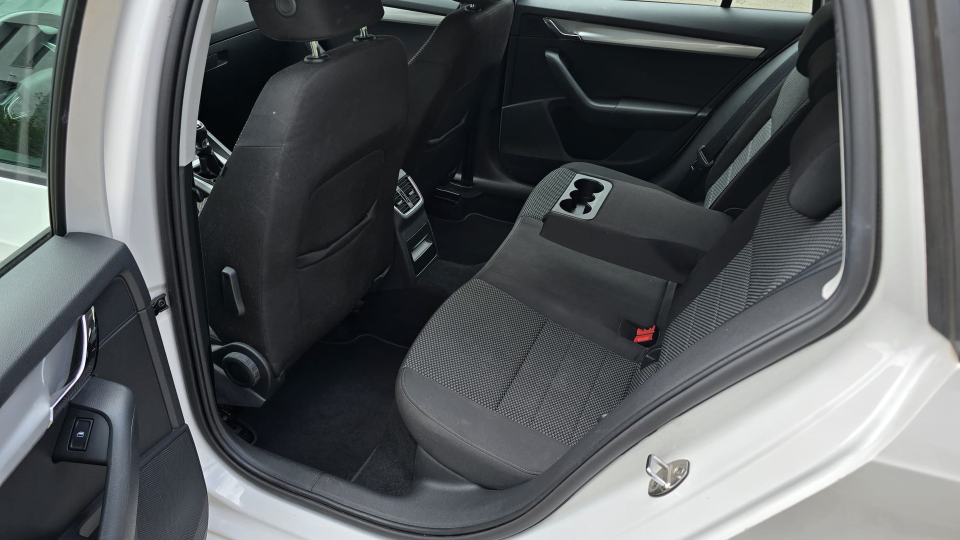 SKODA Octavia Combi 2.0 TDI L&K 4x4 |Ab Service |Navi |Sitzheizung | Tempomat-image-12
