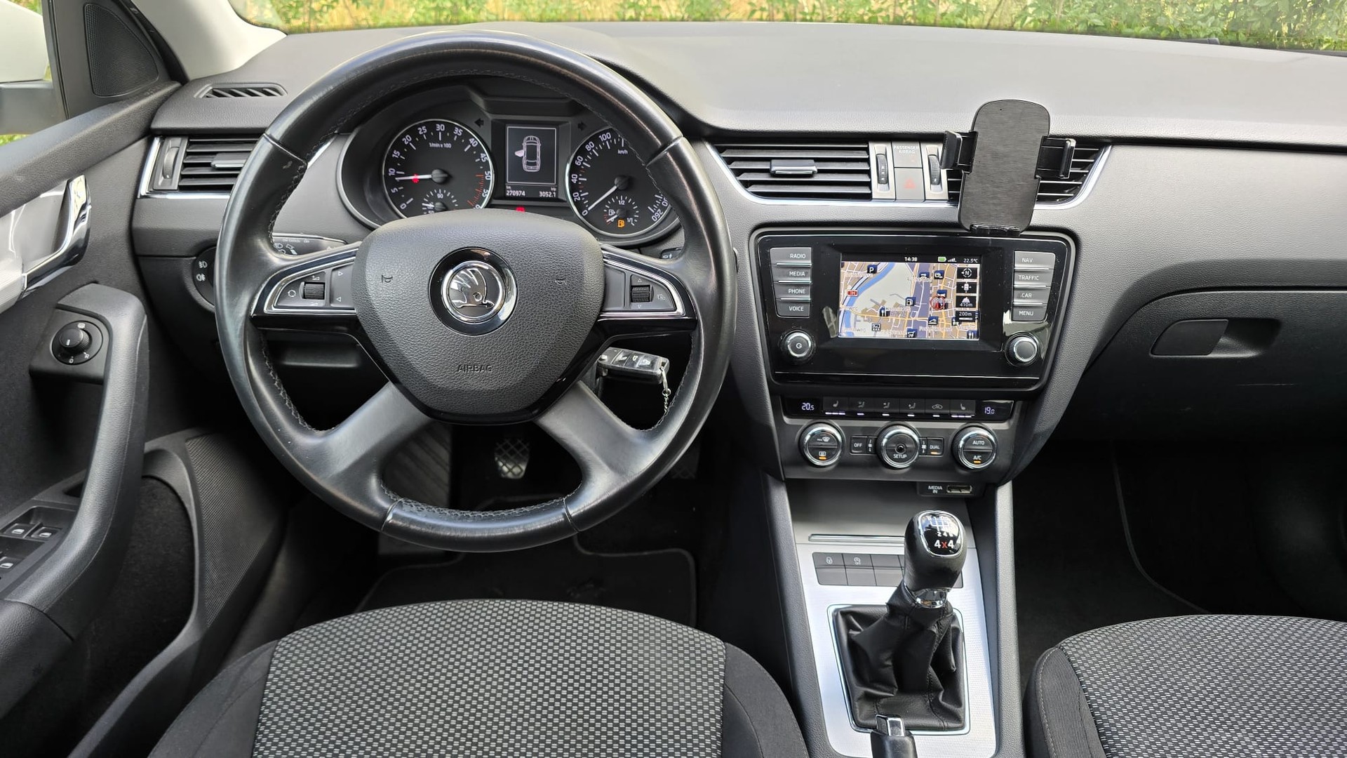SKODA Octavia Combi 2.0 TDI L&K 4x4 |Ab Service |Navi |Sitzheizung | Tempomat-image-13