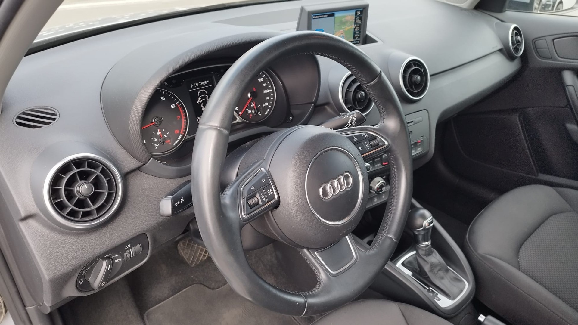 AUDI A1 Sportback 1.4 TFSI Attraction S-tronic-image-10