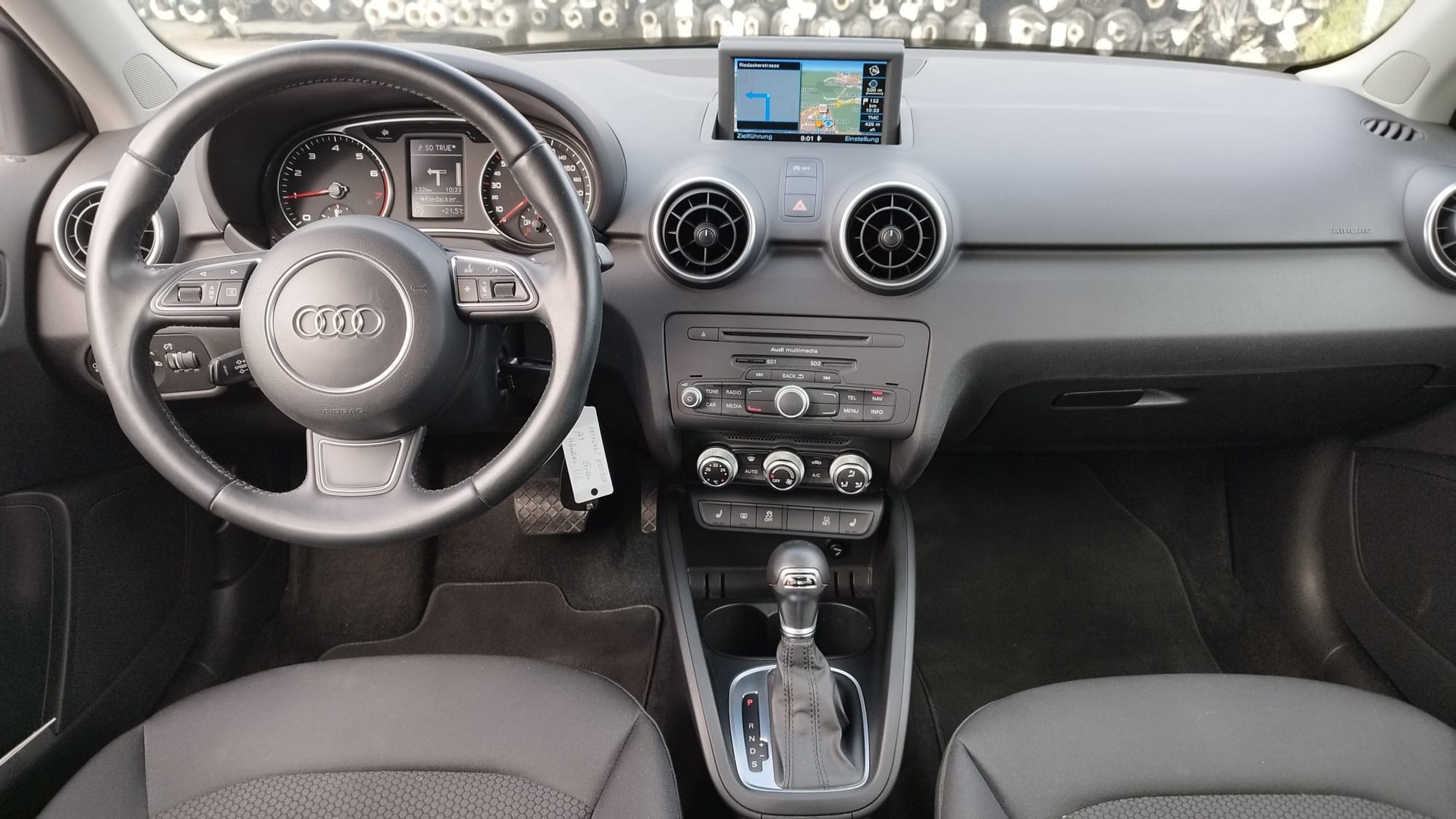 AUDI A1 Sportback 1.4 TFSI Attraction S-tronic-image-11