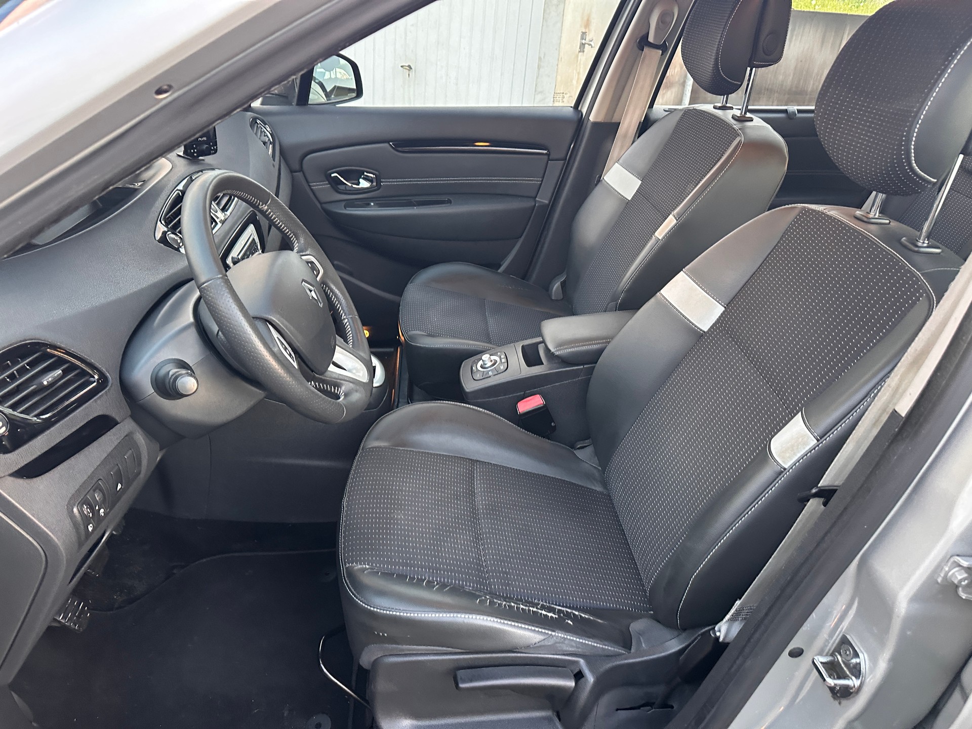 RENAULT Scénic 1.4 16V Turbo Bose-image-7