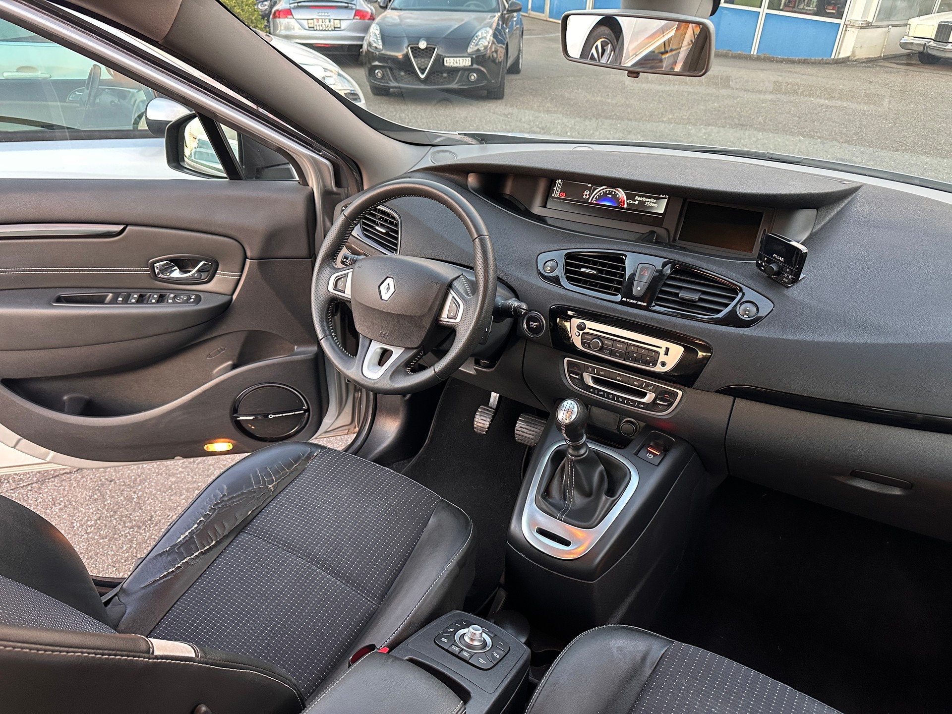 RENAULT Scénic 1.4 16V Turbo Bose-image-2