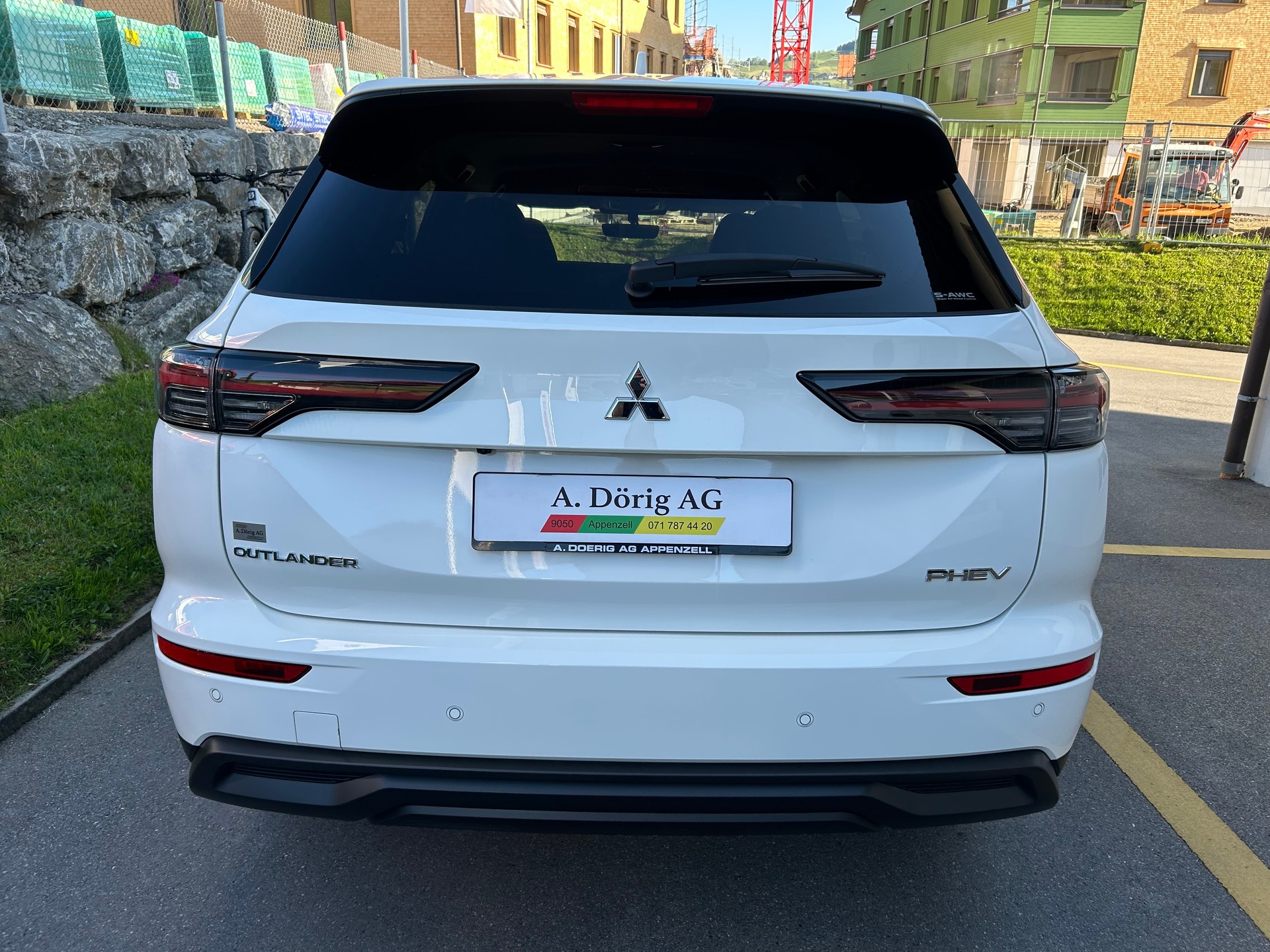 MITSUBISHI Outlander 2.4 PHEV Invite 4WD Automatic-image-3