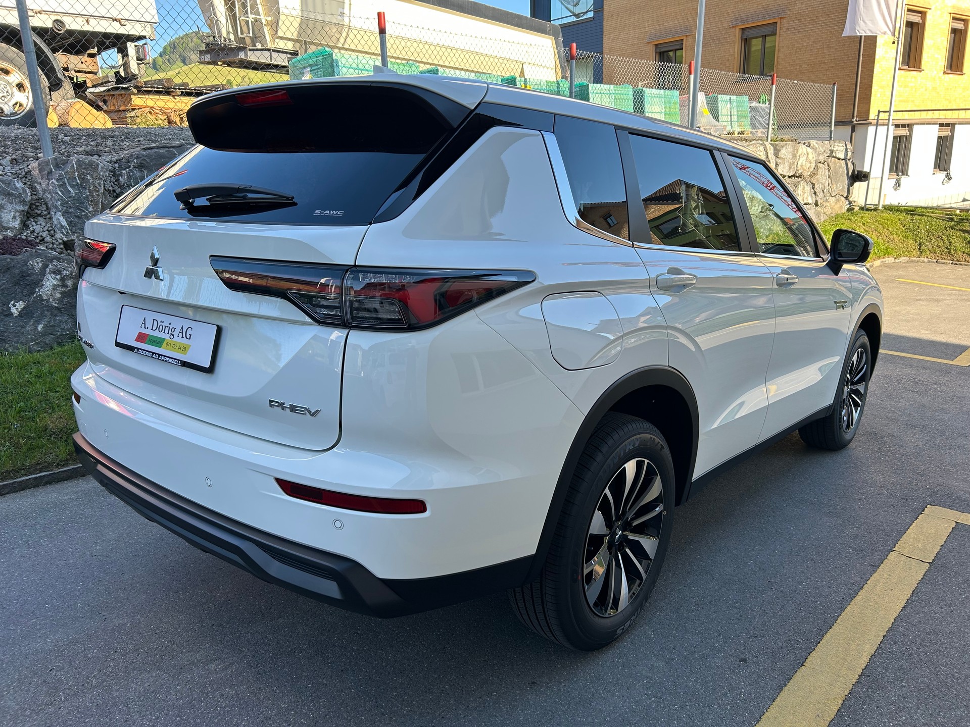 MITSUBISHI Outlander 2.4 PHEV Invite 4WD Automatic-image-4