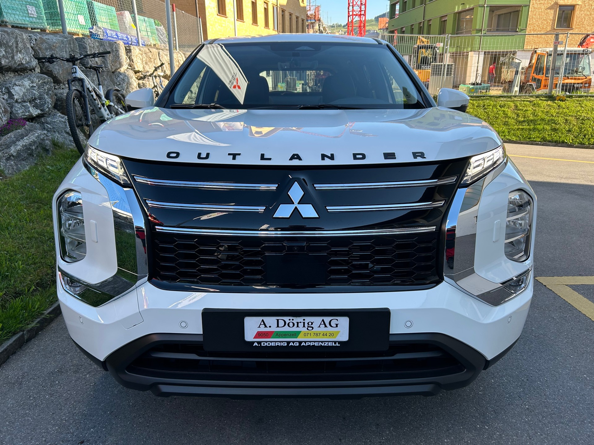MITSUBISHI Outlander 2.4 PHEV Invite 4WD Automatic-image-2