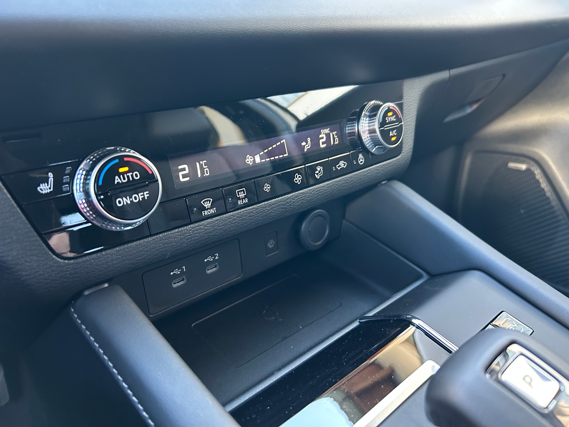 MITSUBISHI Outlander 2.4 PHEV Invite 4WD Automatic-image-9